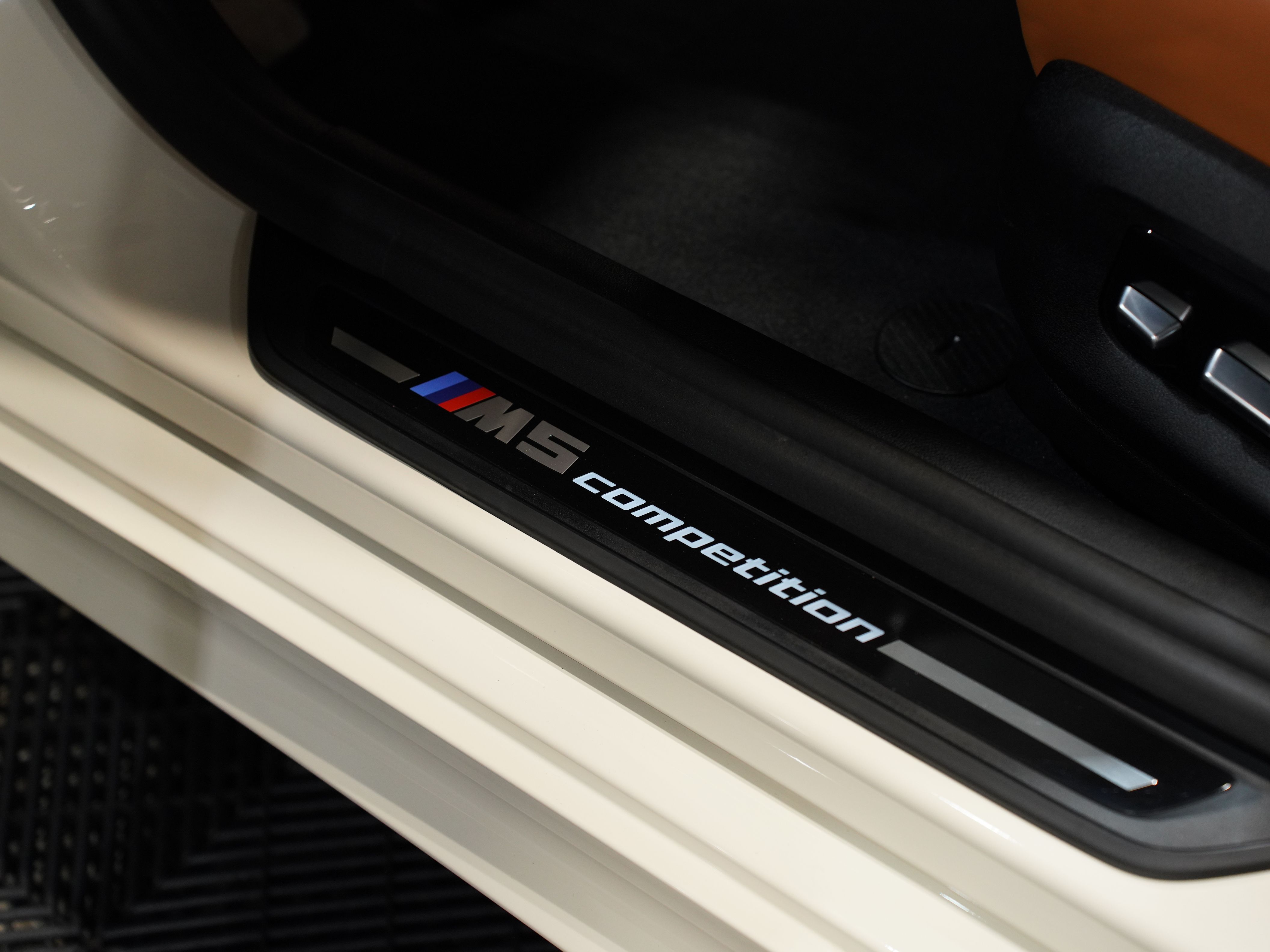 CREAM, 2023 BMW M5 Image 31