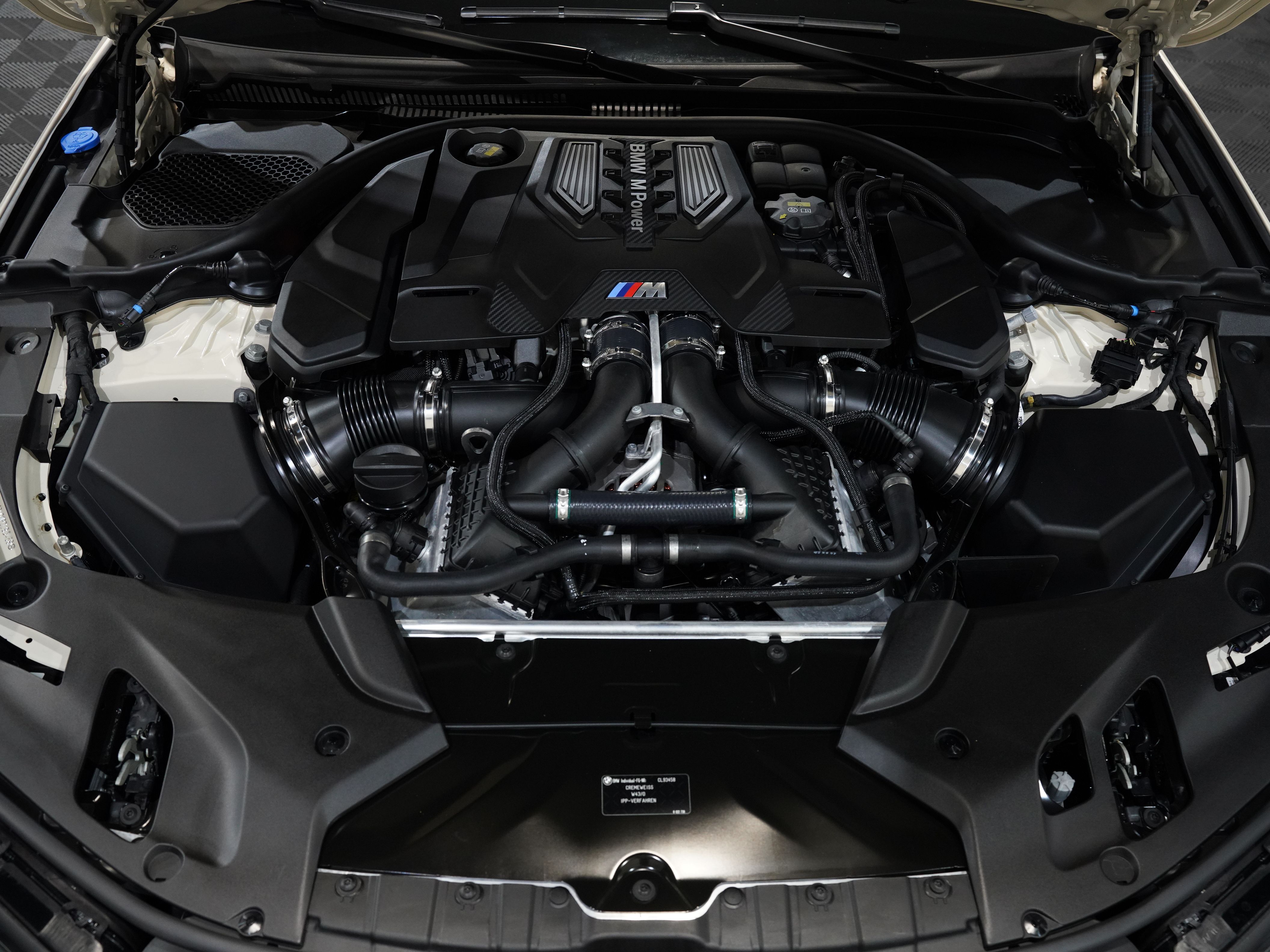 CREAM, 2023 BMW M5 Image 53