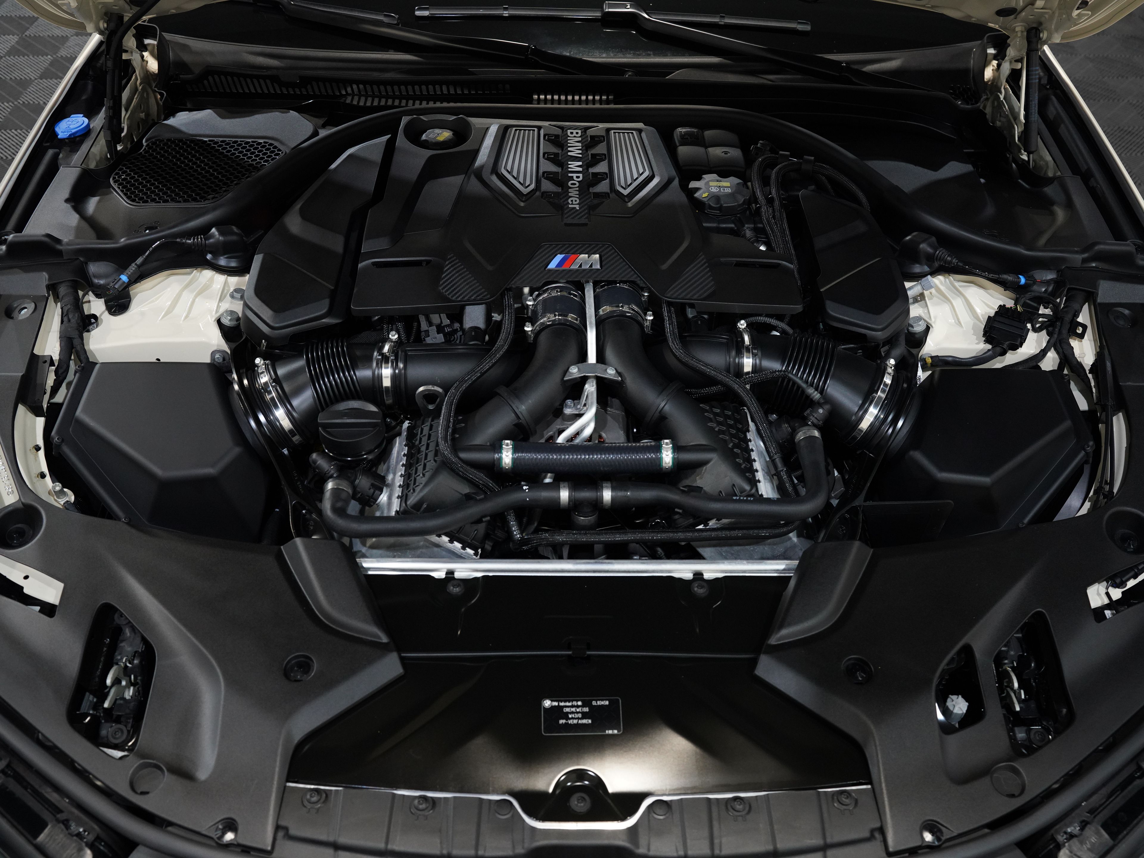 CREAM, 2023 BMW M5 Image 53