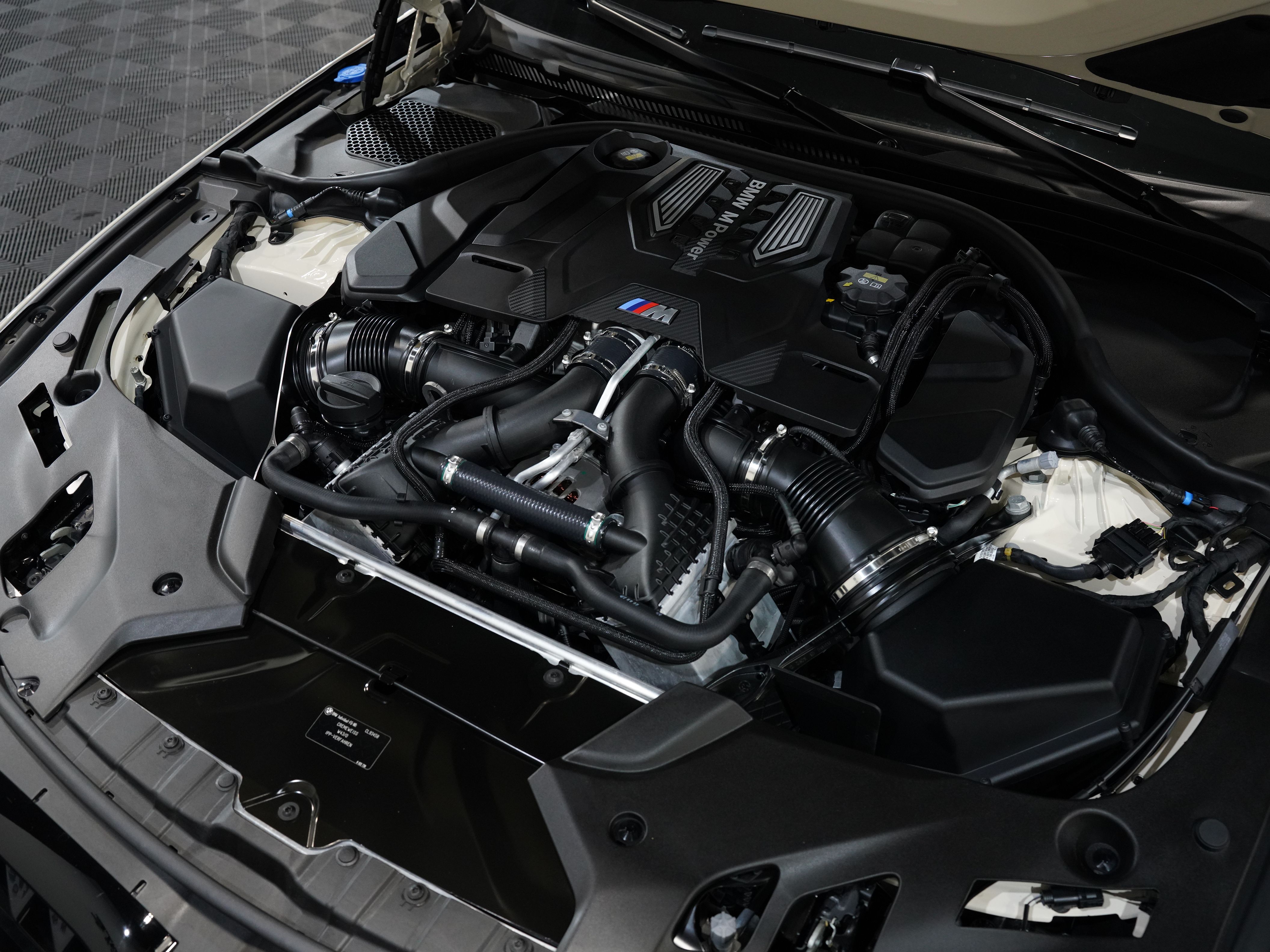 CREAM, 2023 BMW M5 Image 54