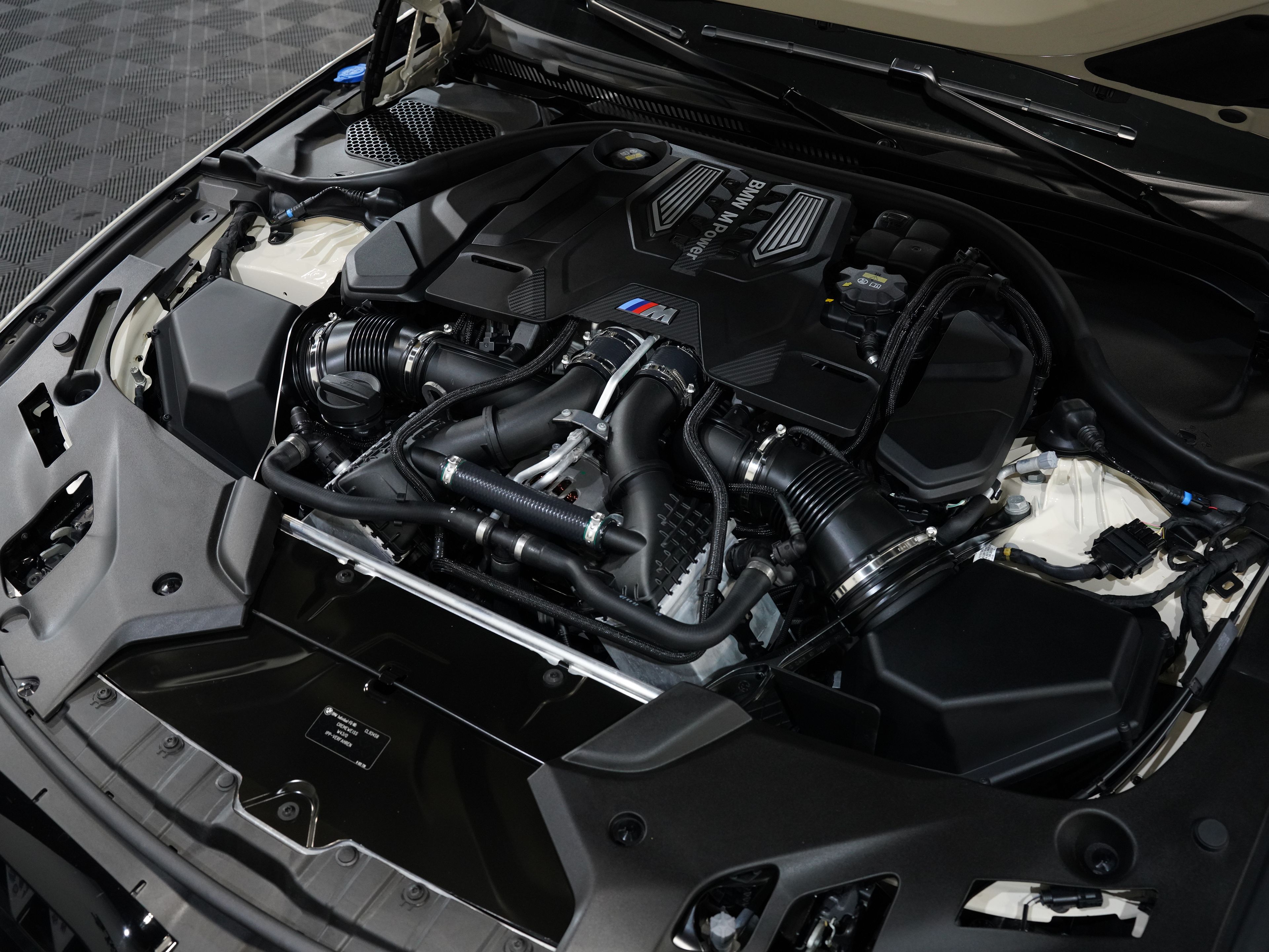 CREAM, 2023 BMW M5 Image 54