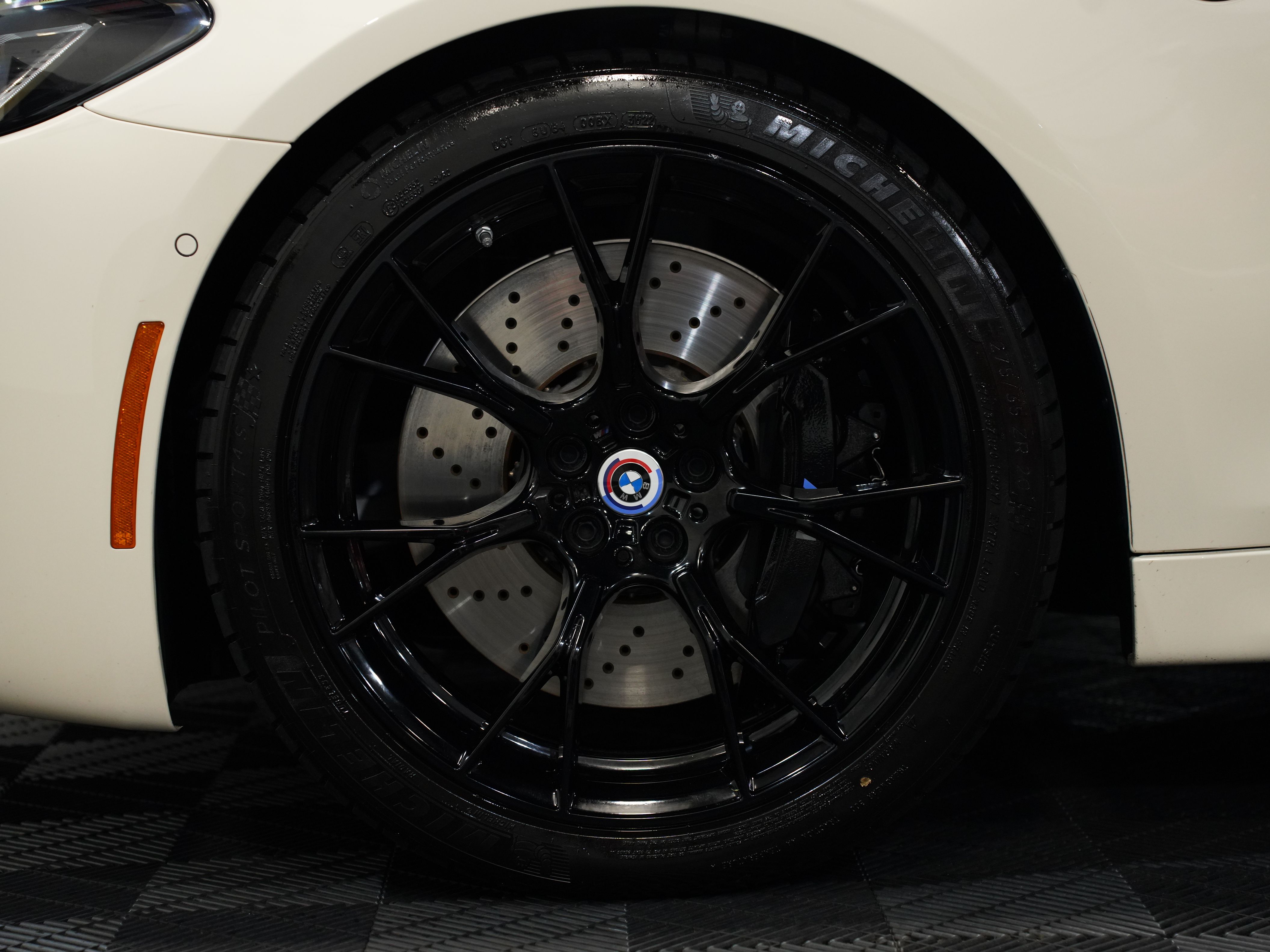 CREAM, 2023 BMW M5 Image 59