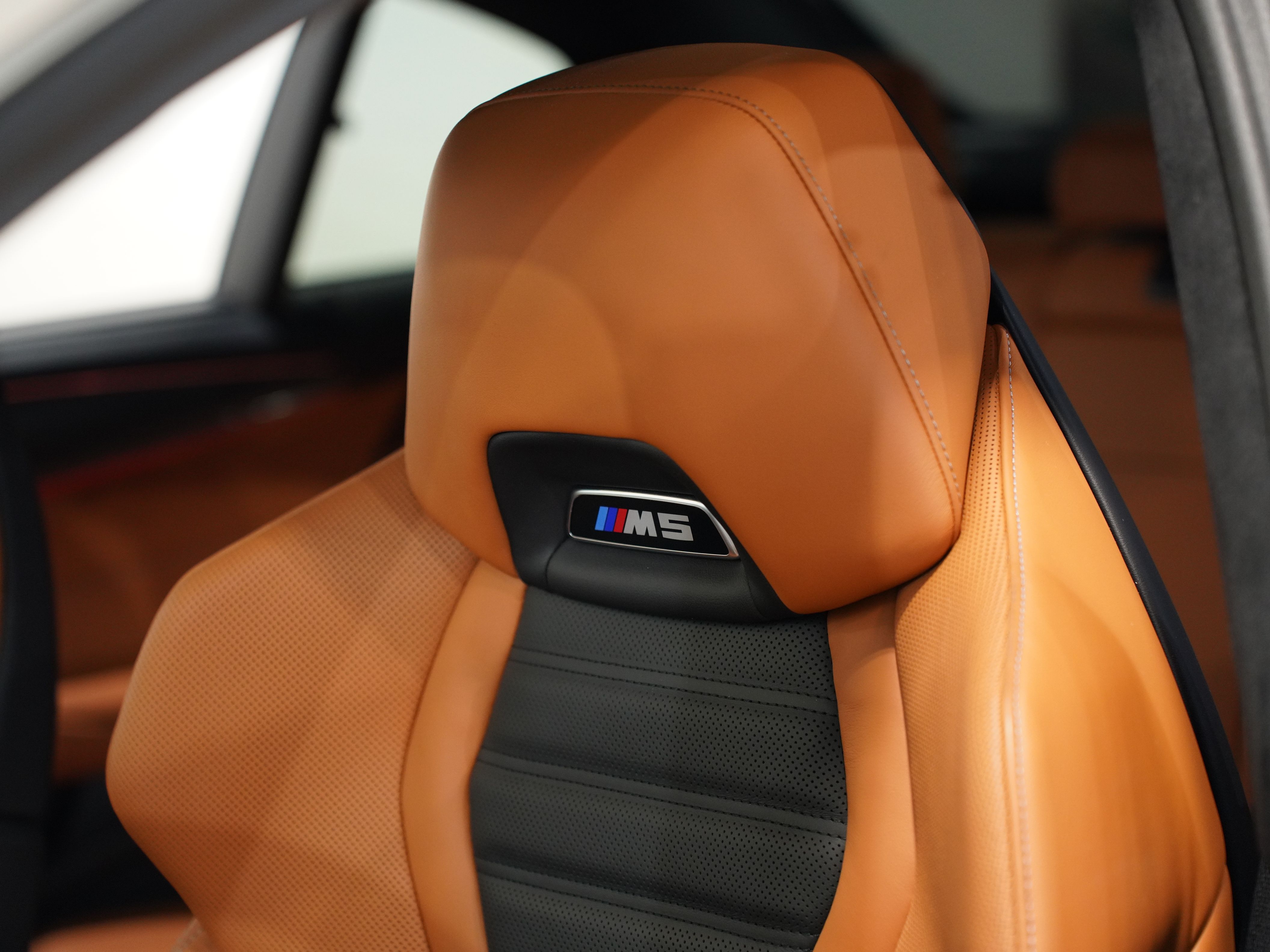 CREAM, 2023 BMW M5 Image 32