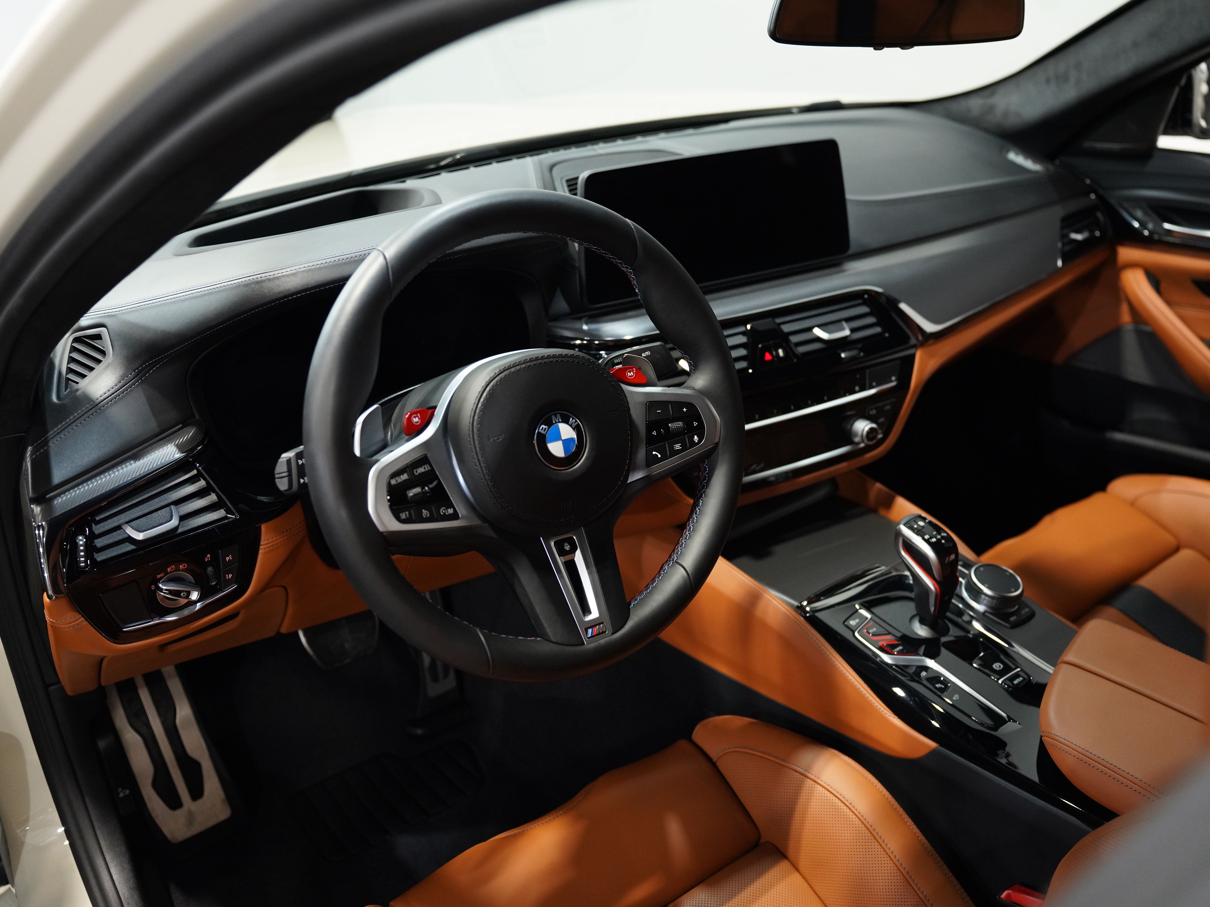 CREAM, 2023 BMW M5 Image 35