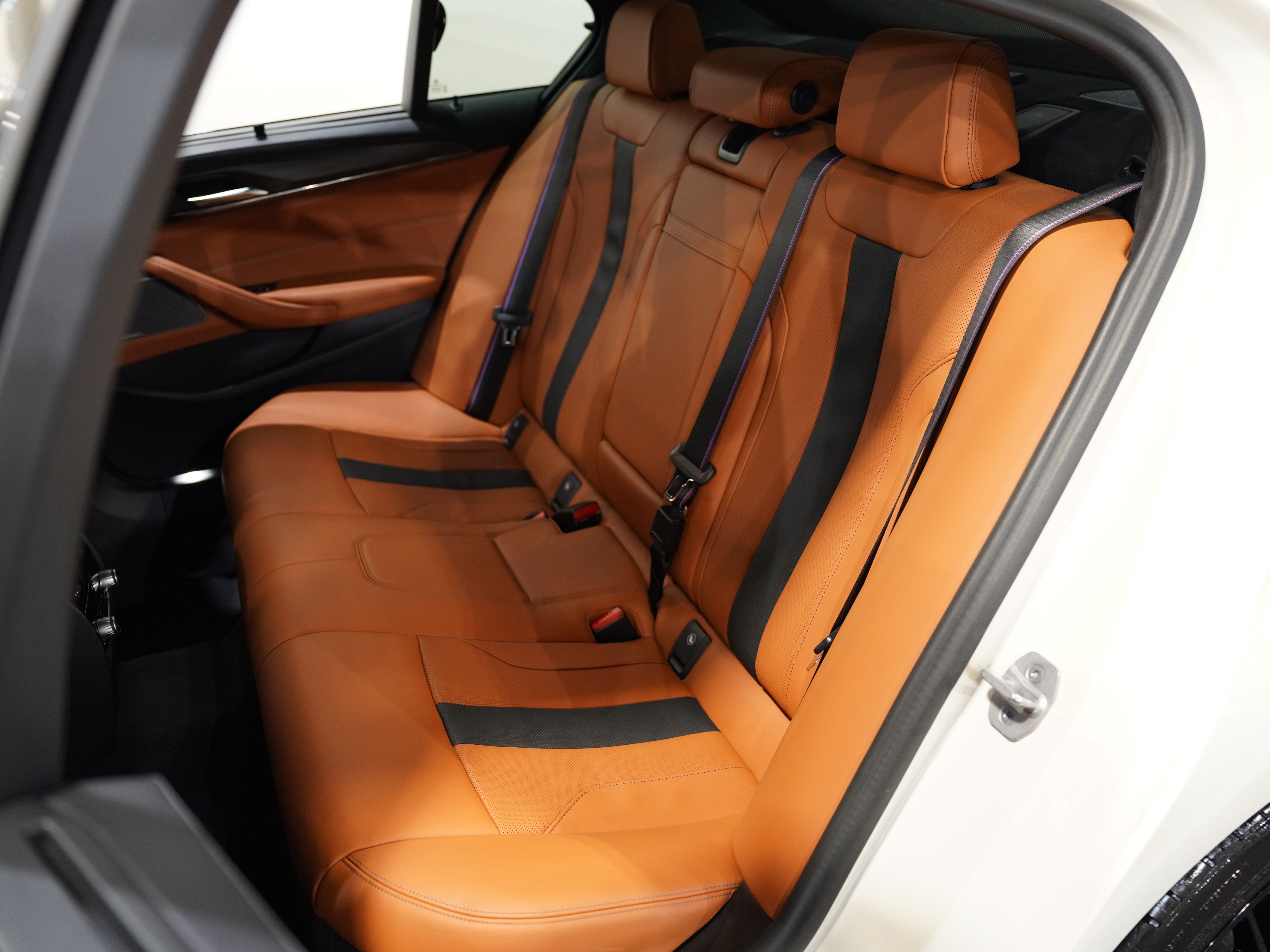 CREAM, 2023 BMW M5 Image 39