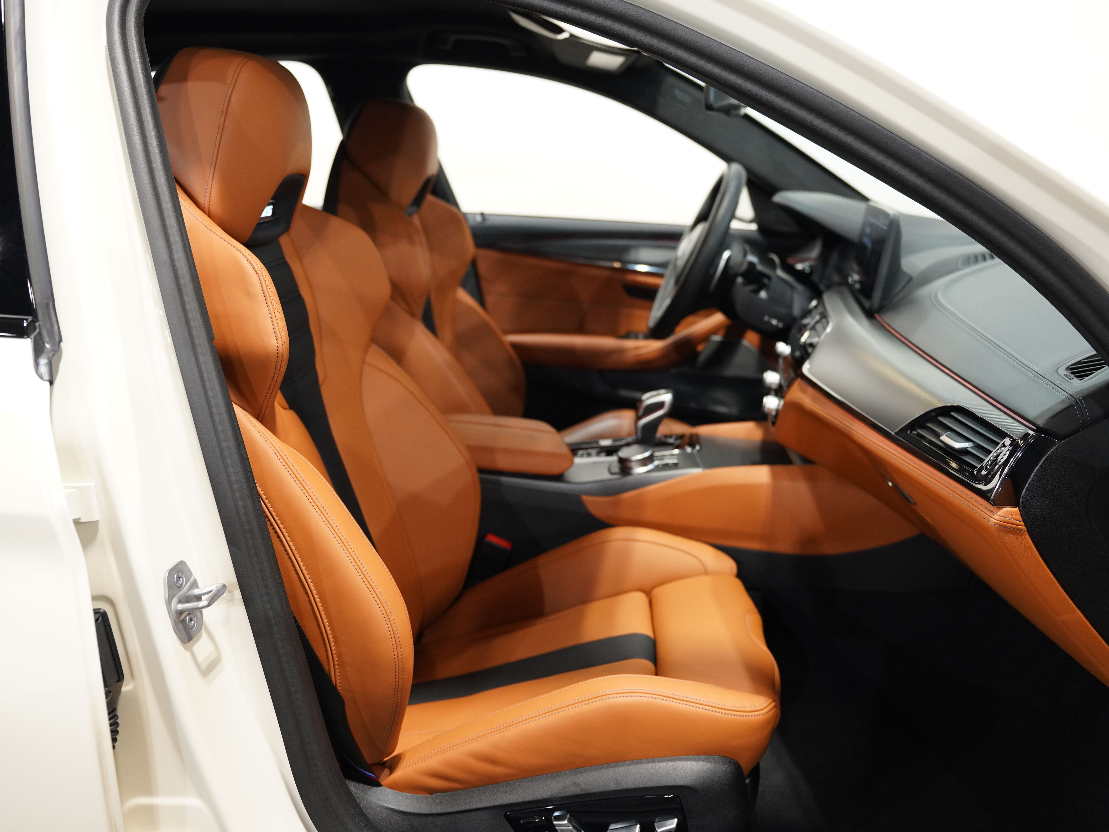 CREAM, 2023 BMW M5 Image 37