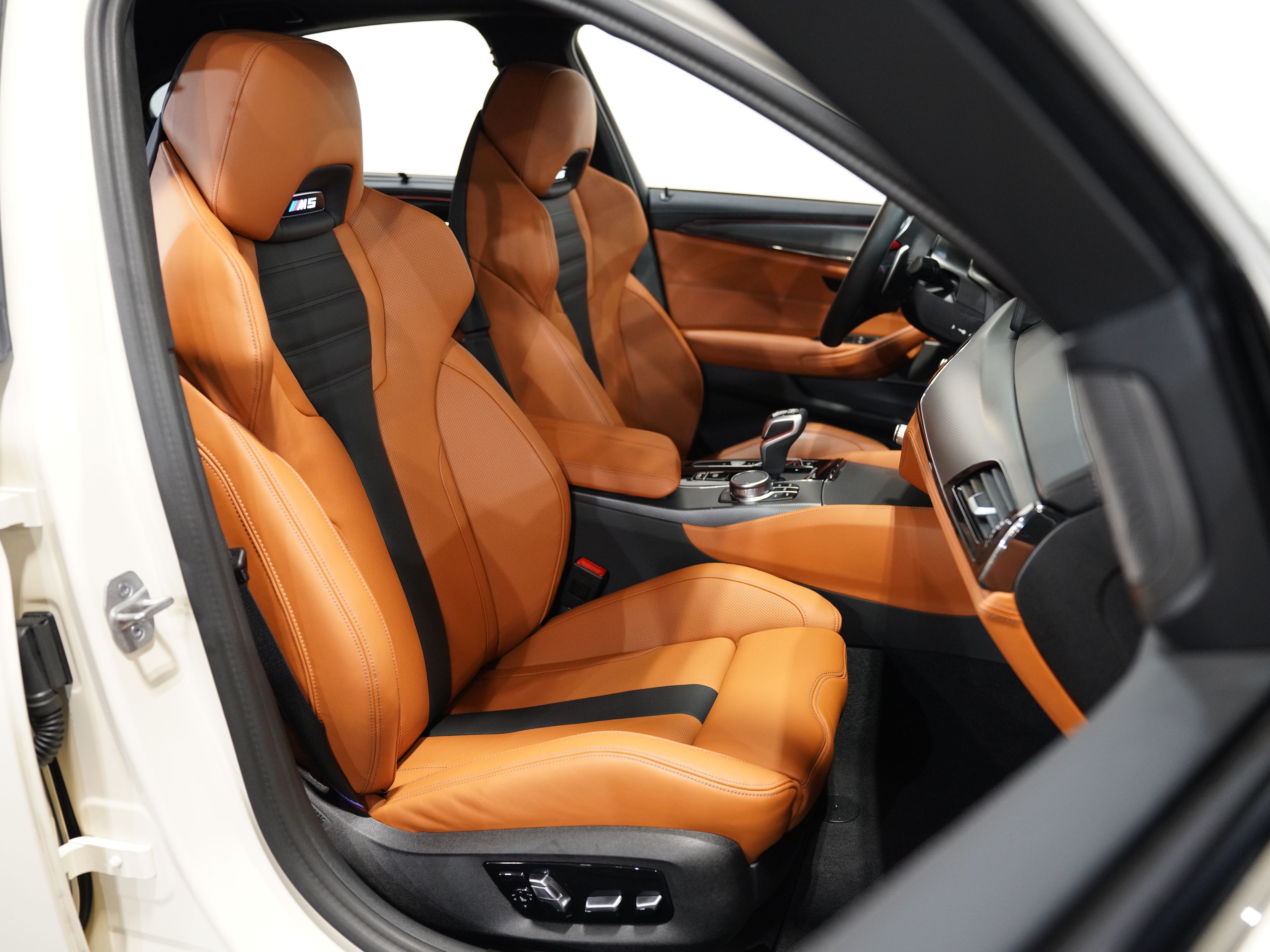 CREAM, 2023 BMW M5 Image 36