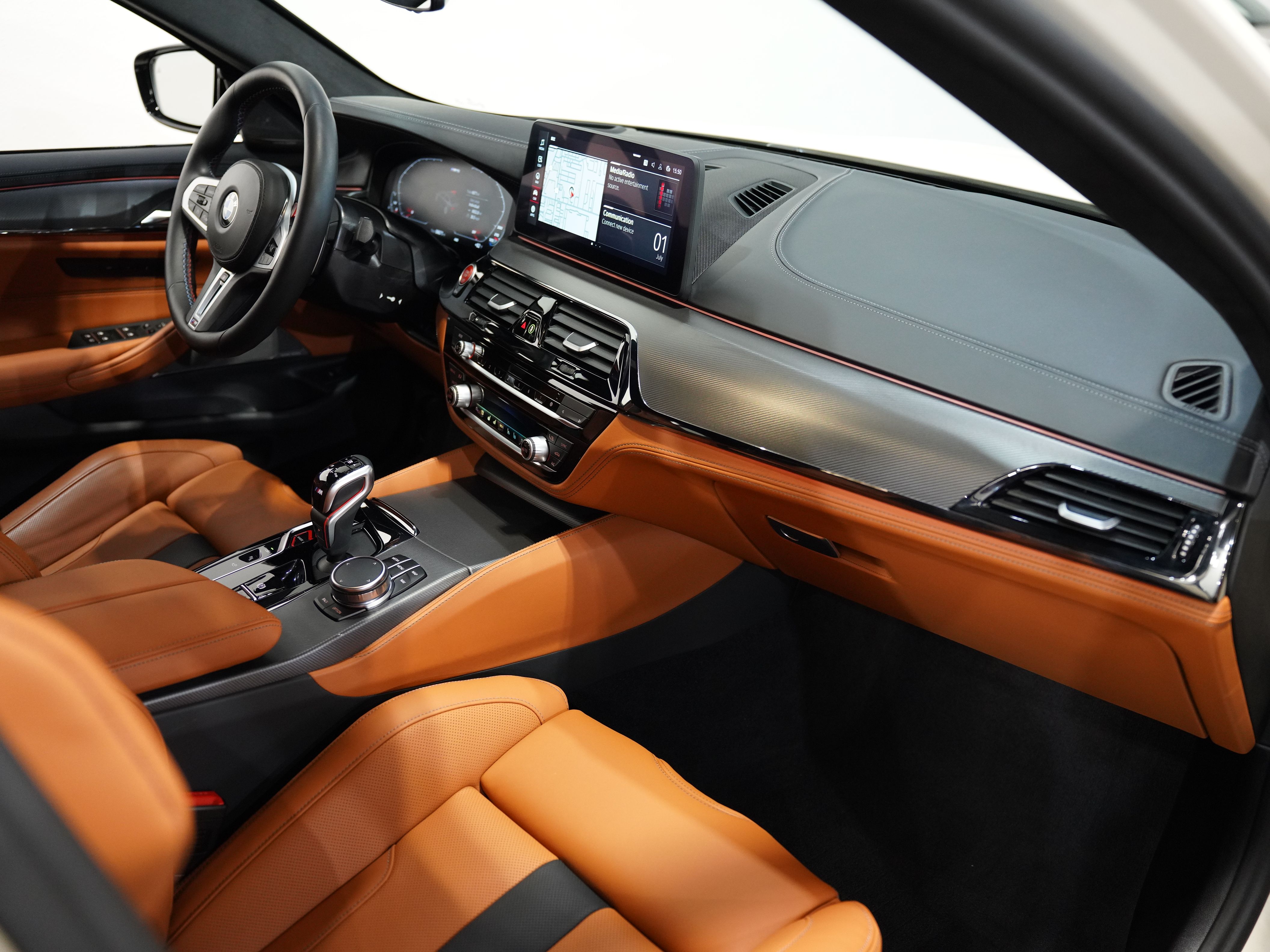 CREAM, 2023 BMW M5 Image 38
