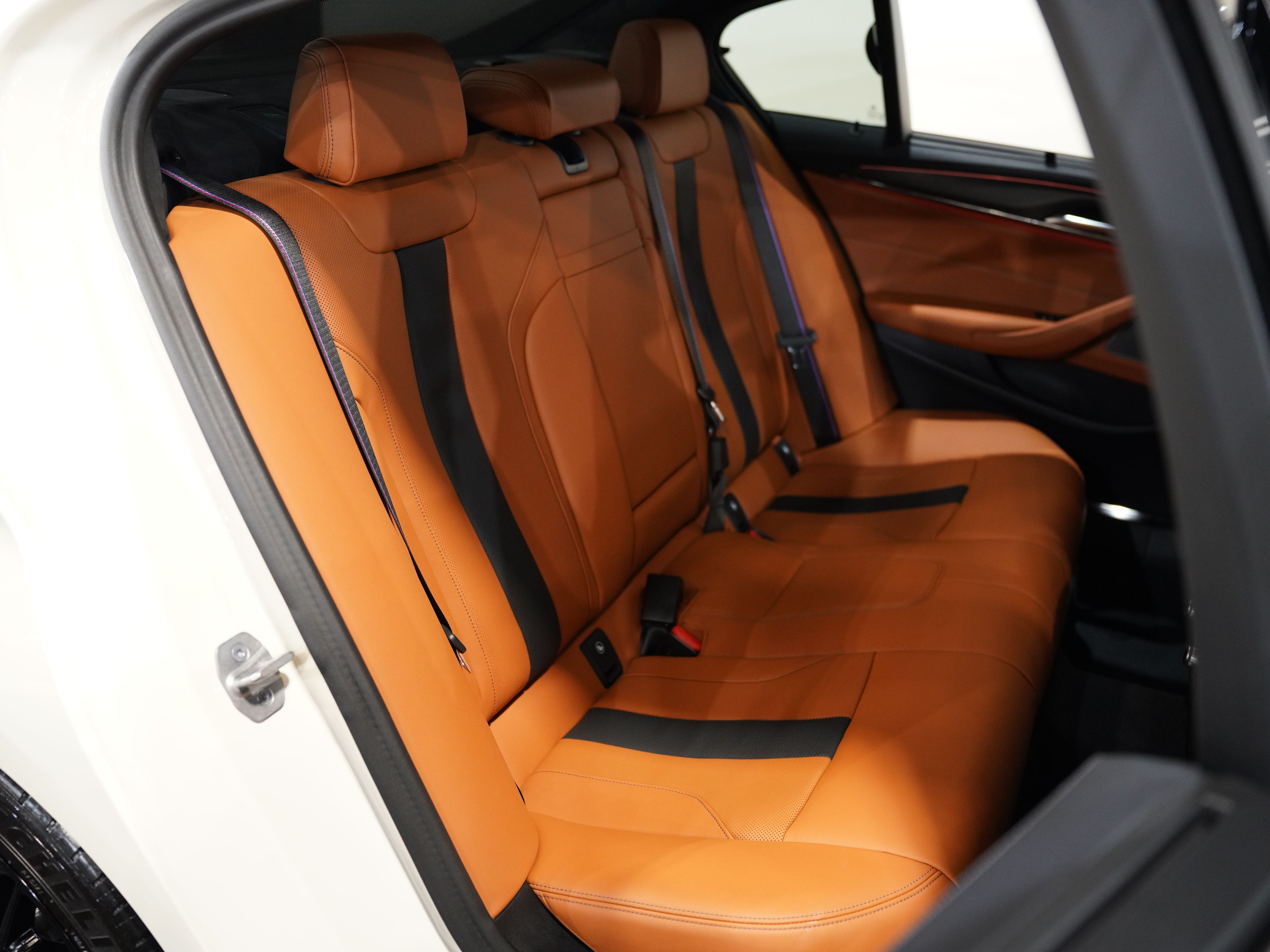 CREAM, 2023 BMW M5 Image 41