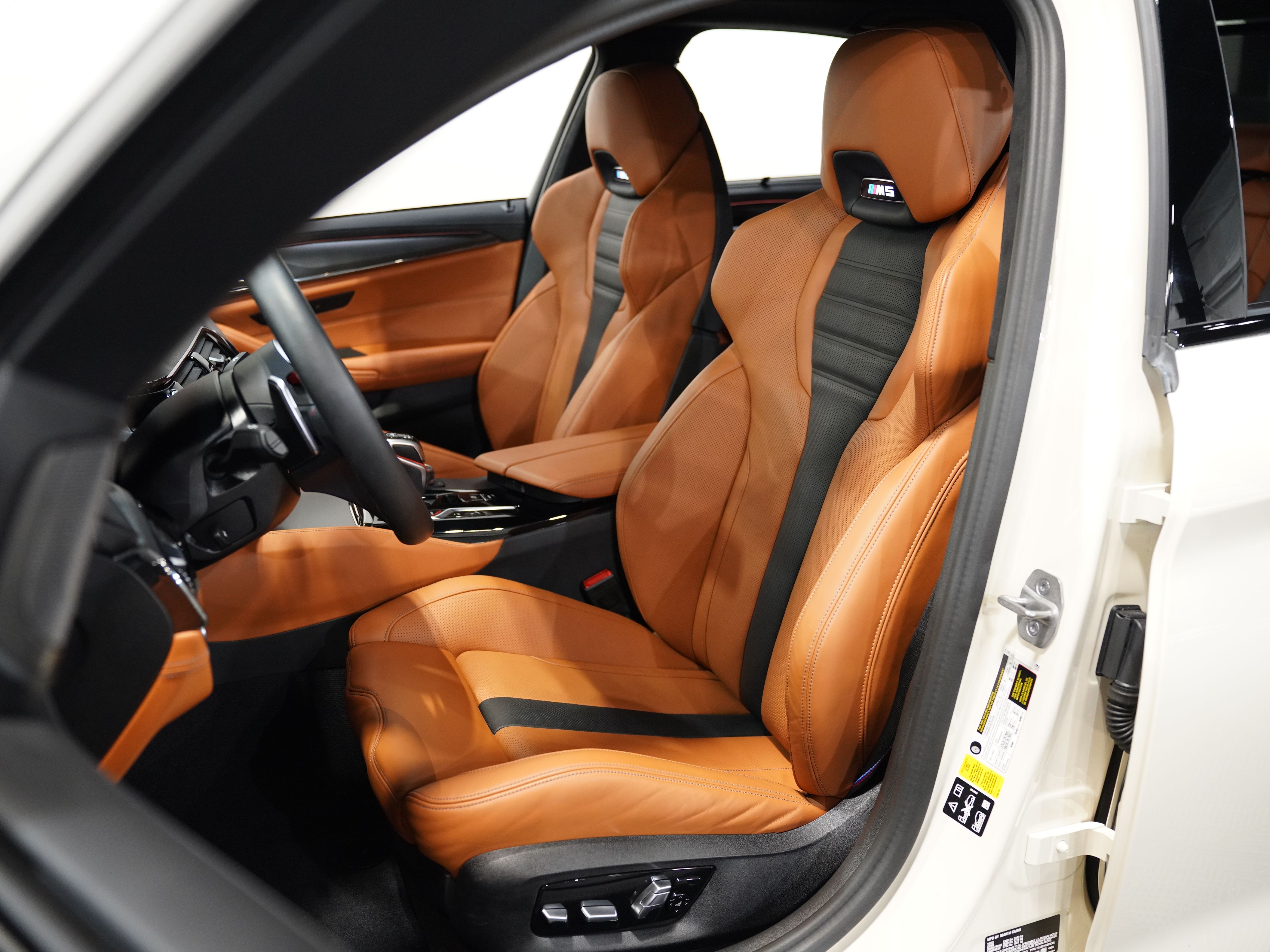 CREAM, 2023 BMW M5 Image 33