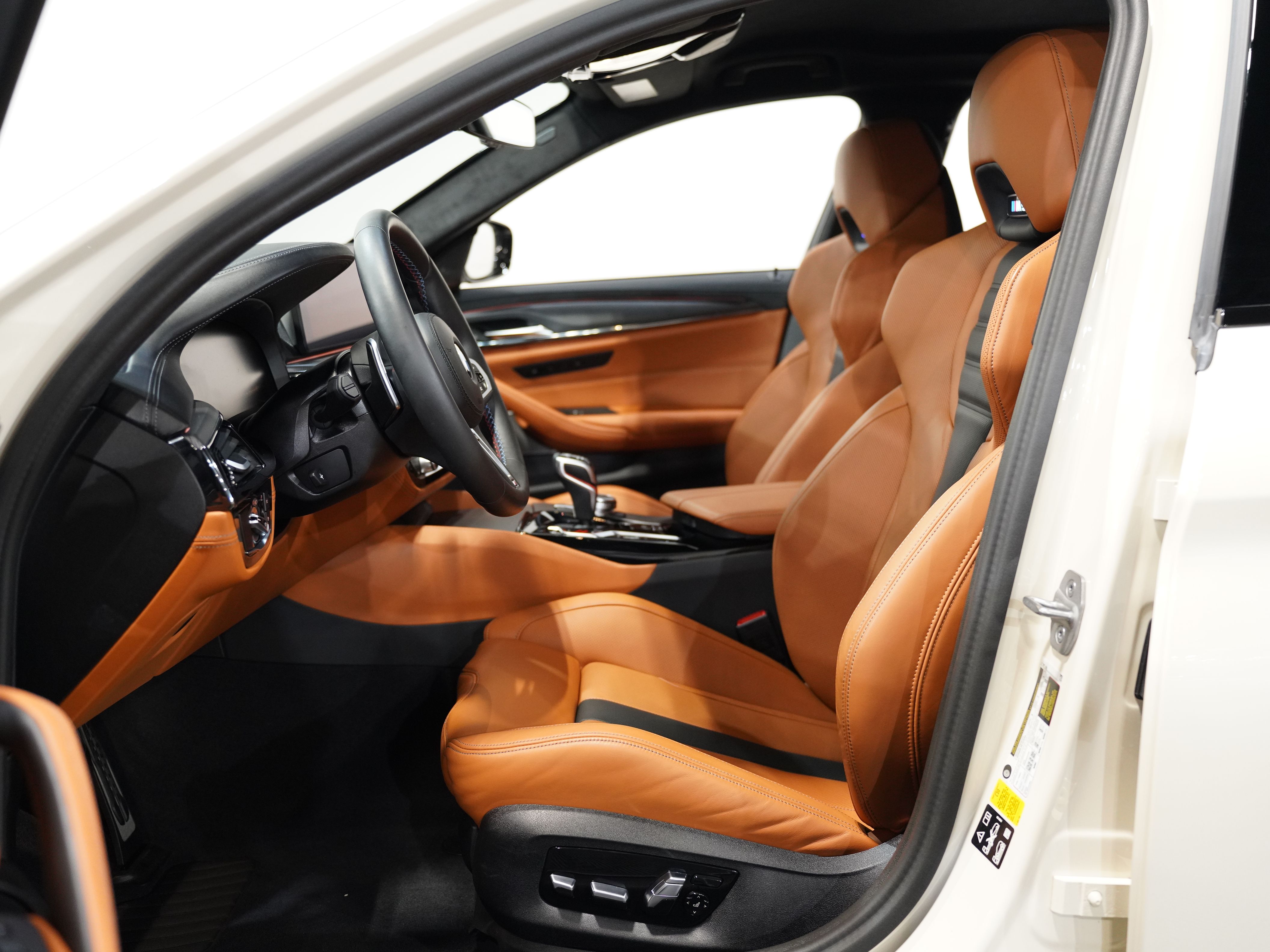 CREAM, 2023 BMW M5 Image 34