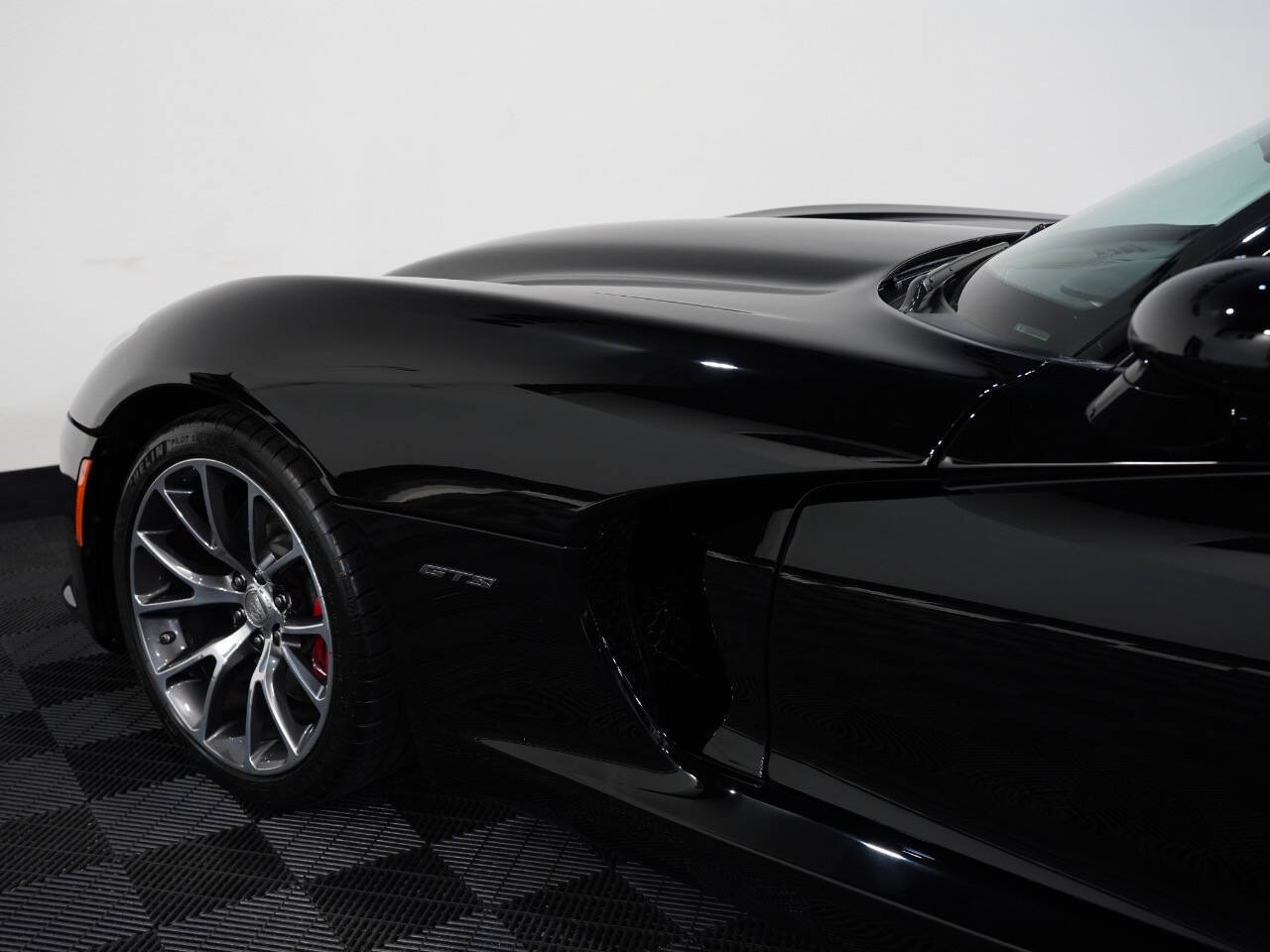 BLACK, 2013 SRT VIPER Image 22