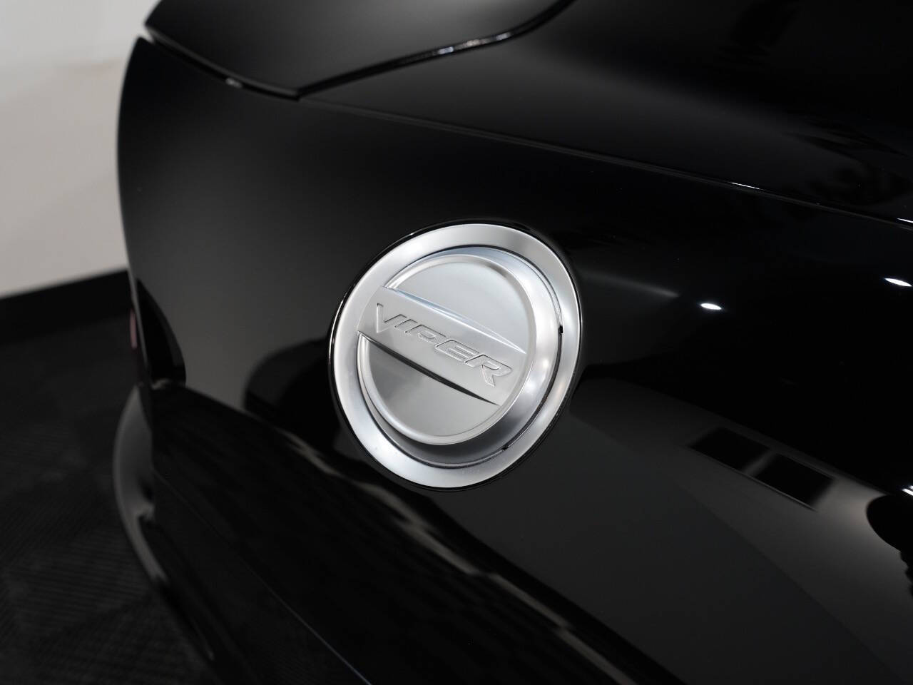 BLACK, 2013 SRT VIPER Image 16