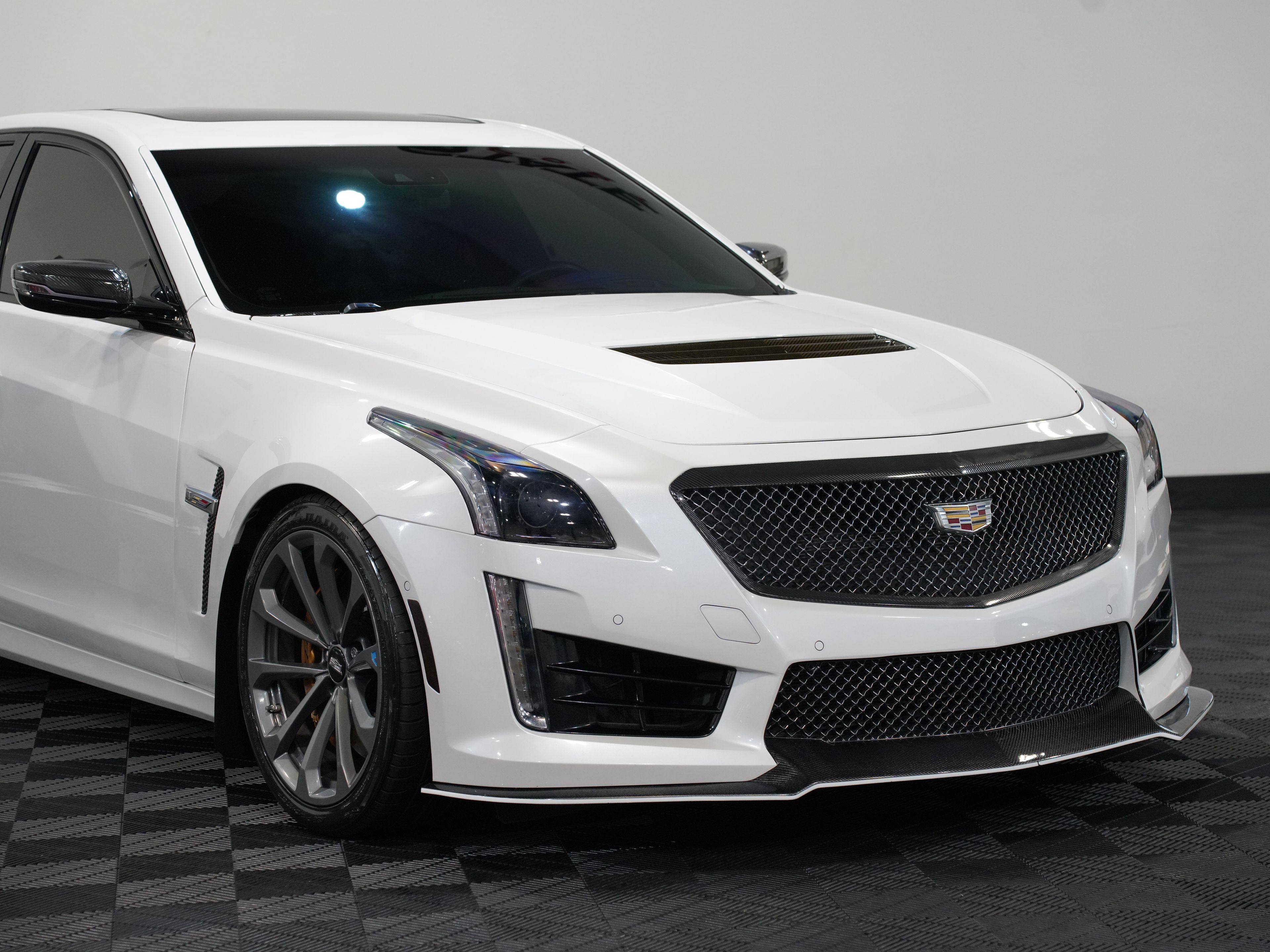 WHITE, 2017 CADILLAC CTS-V Image 9