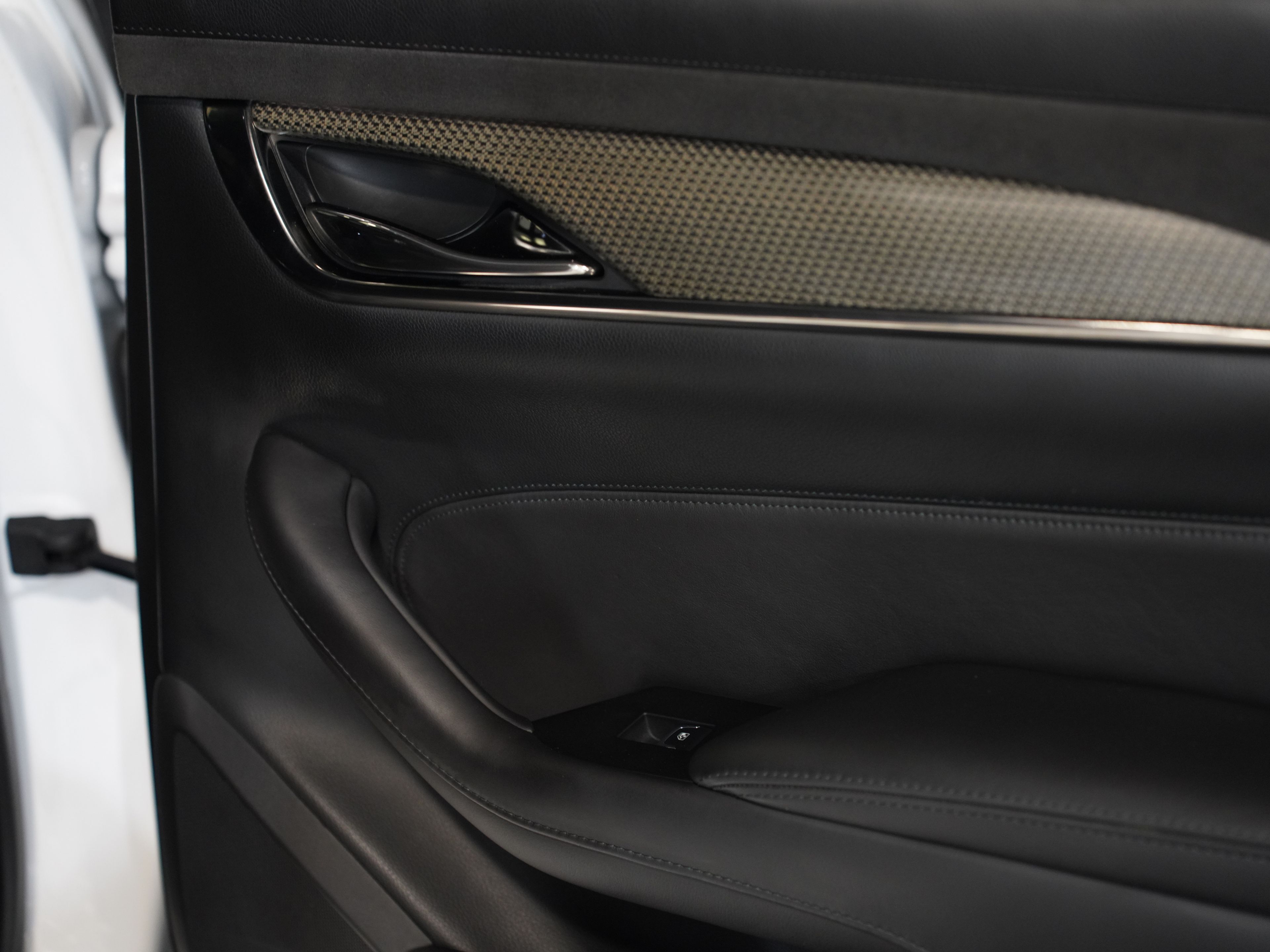 WHITE, 2017 CADILLAC CTS-V Image 28