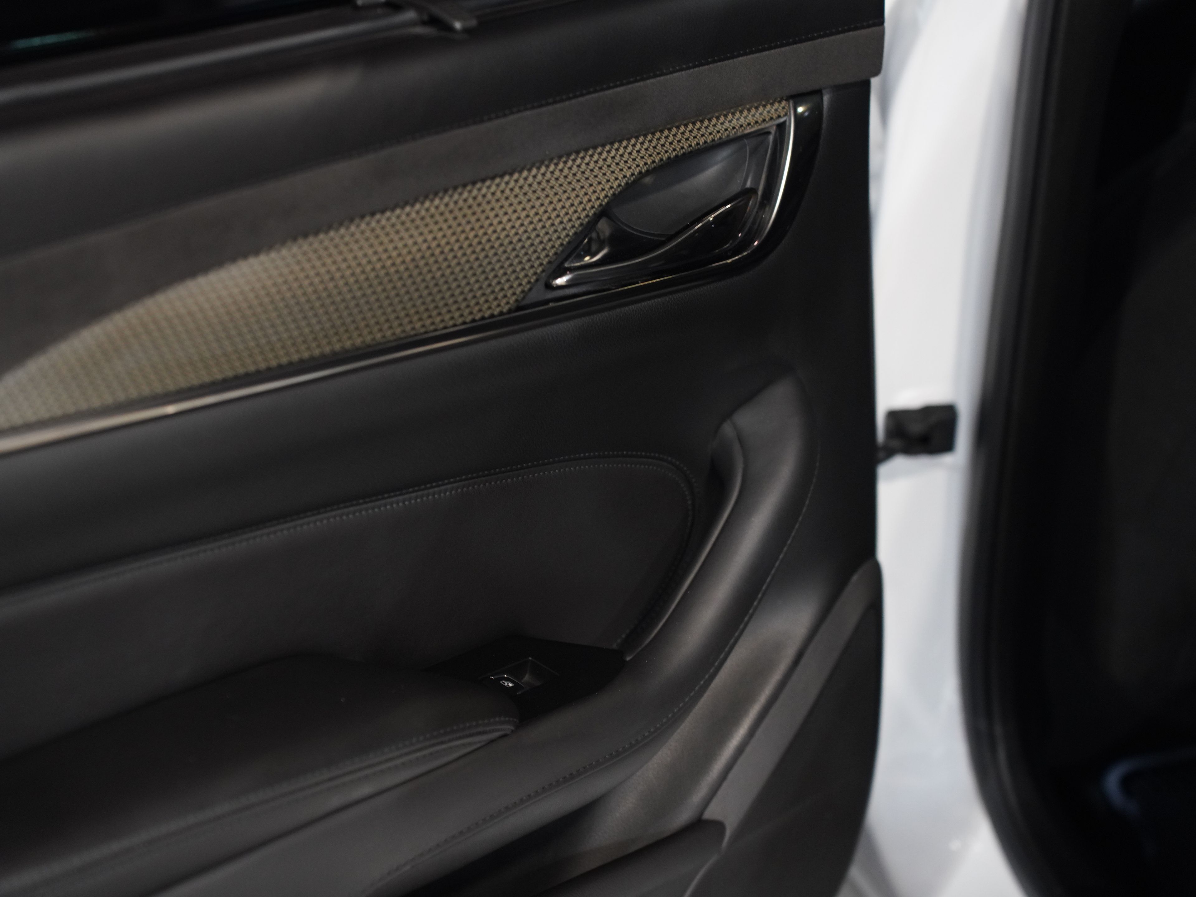 WHITE, 2017 CADILLAC CTS-V Image 30