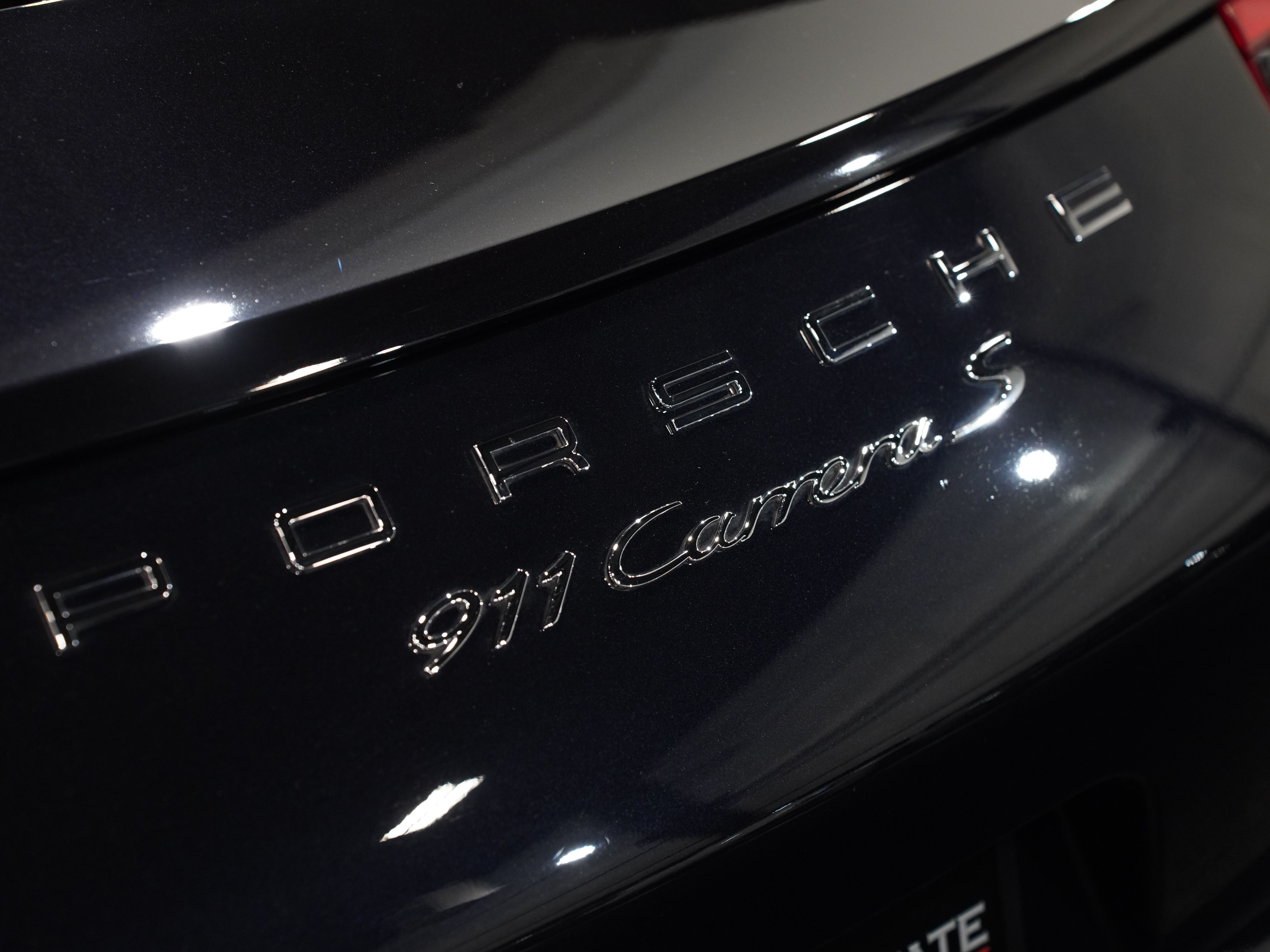BLACK, 2017 PORSCHE 911 Image 20