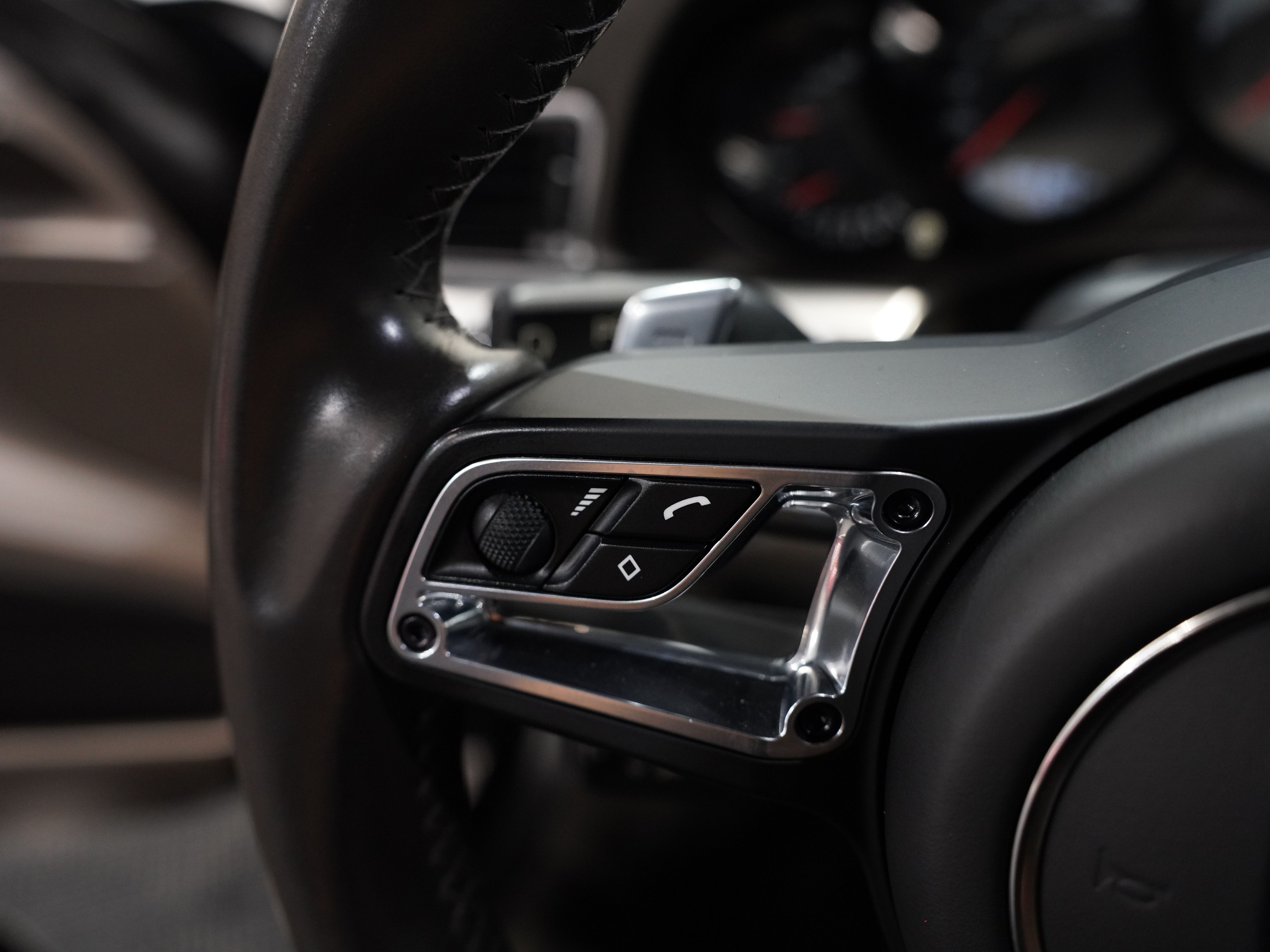 BLACK, 2017 PORSCHE 911 Image 32
