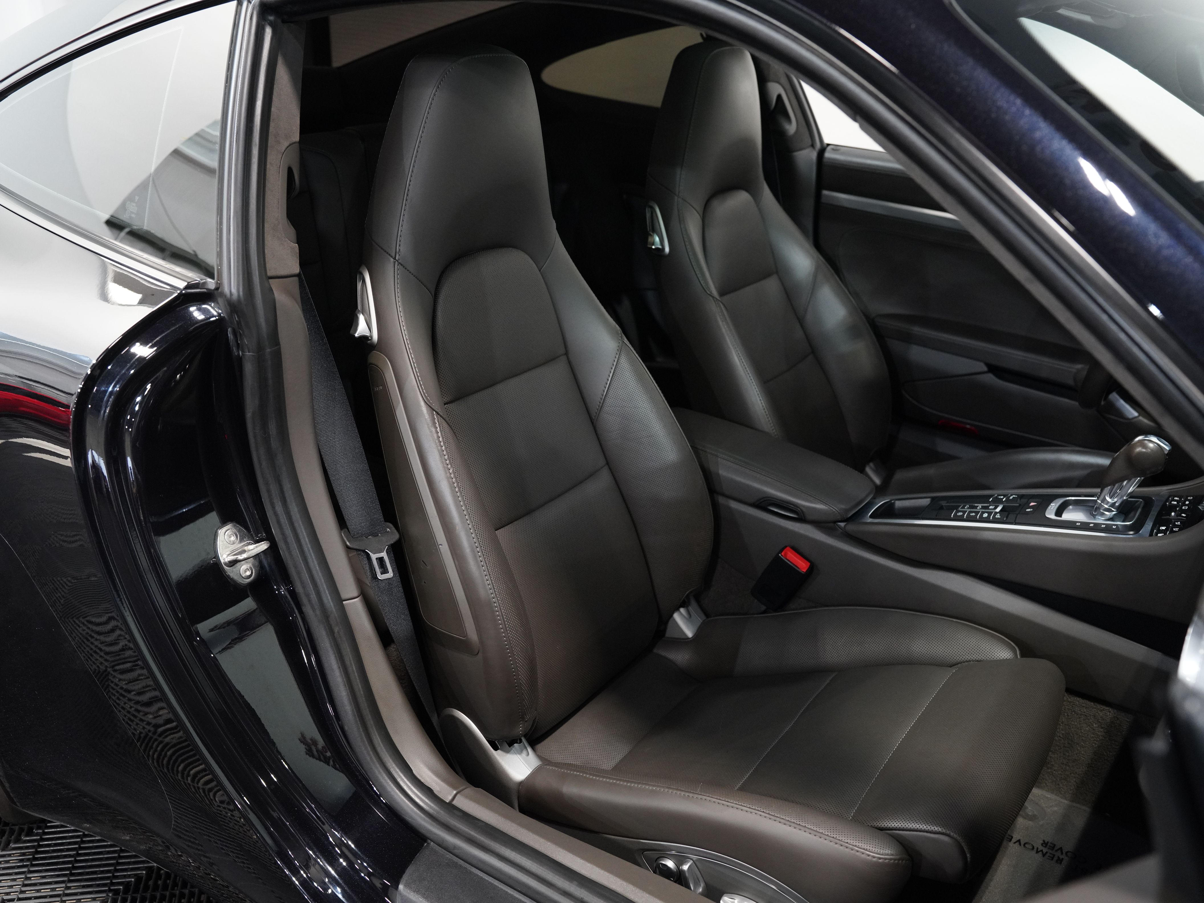 BLACK, 2017 PORSCHE 911 Image 29