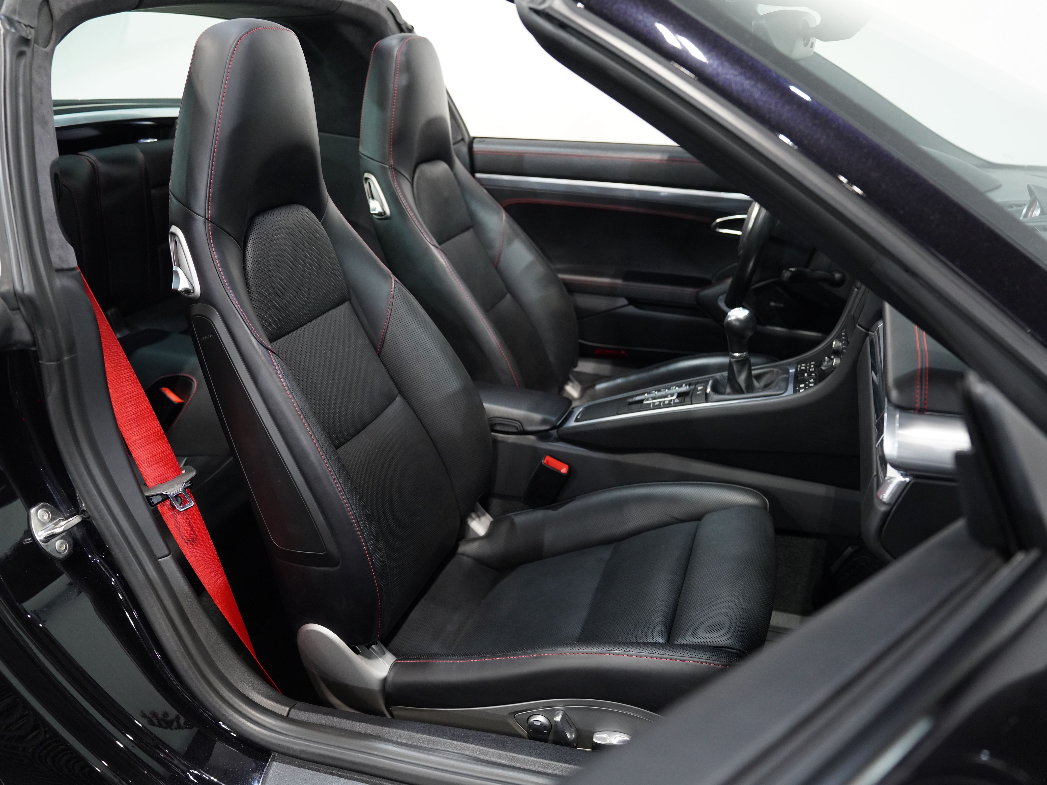 BLACK, 2016 PORSCHE 911 Image 32