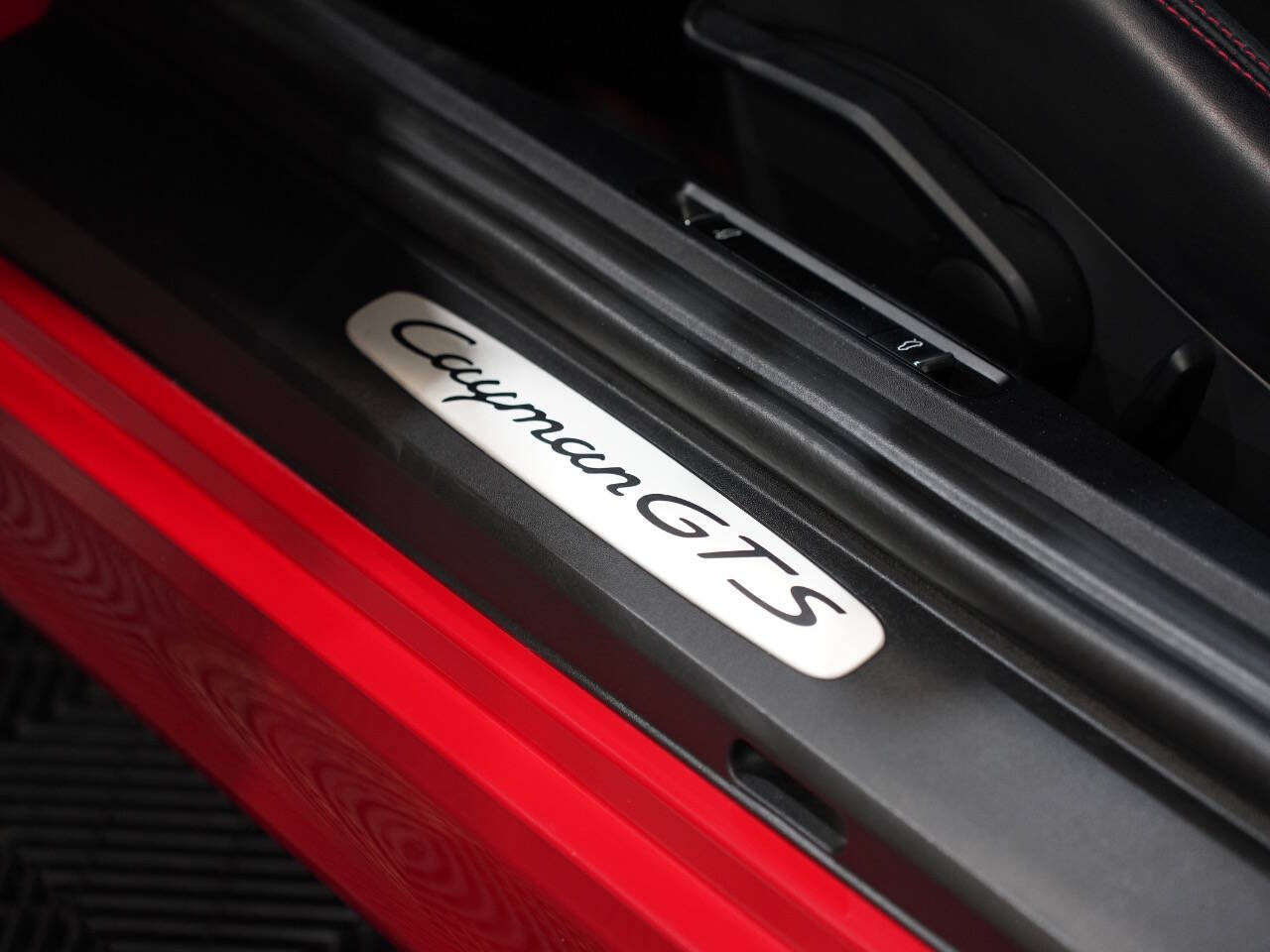 CARMINE RED, 2015 PORSCHE CAYMAN Image 22
