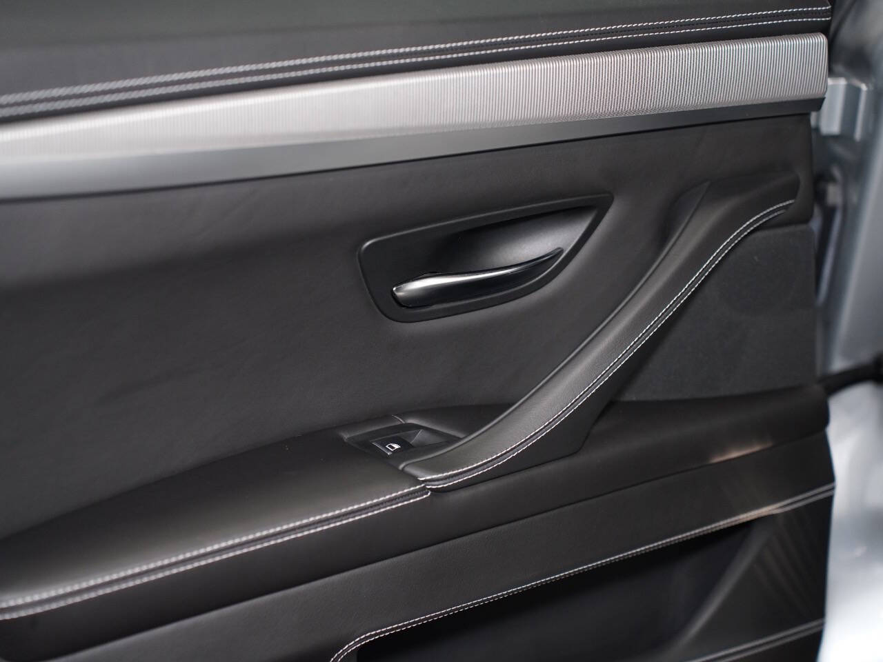 PURE METAL SILVER, 2016 BMW M5 Image 29