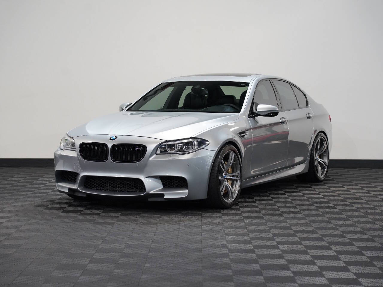 PURE METAL SILVER, 2016 BMW M5 Image 3