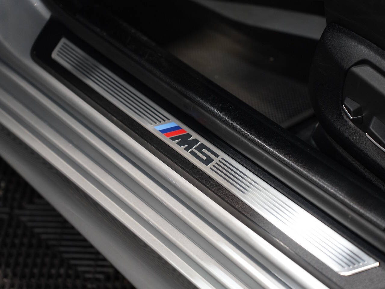 PURE METAL SILVER, 2016 BMW M5 Image 30