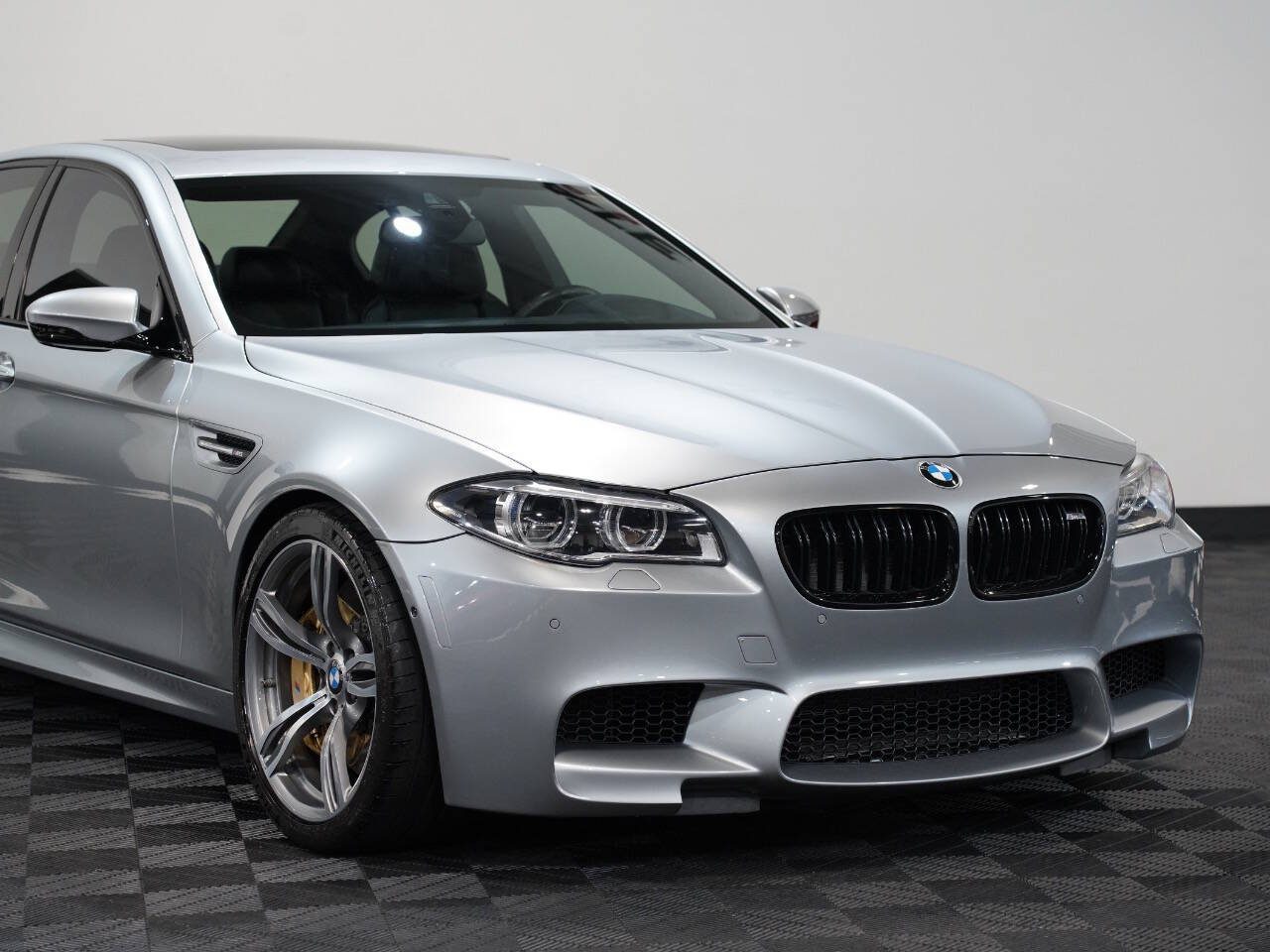 PURE METAL SILVER, 2016 BMW M5 Image 9