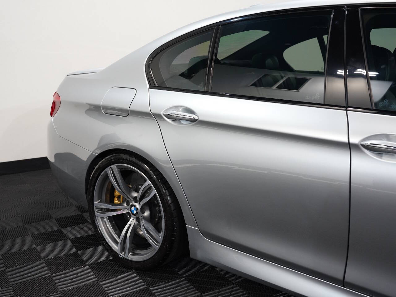 PURE METAL SILVER, 2016 BMW M5 Image 15