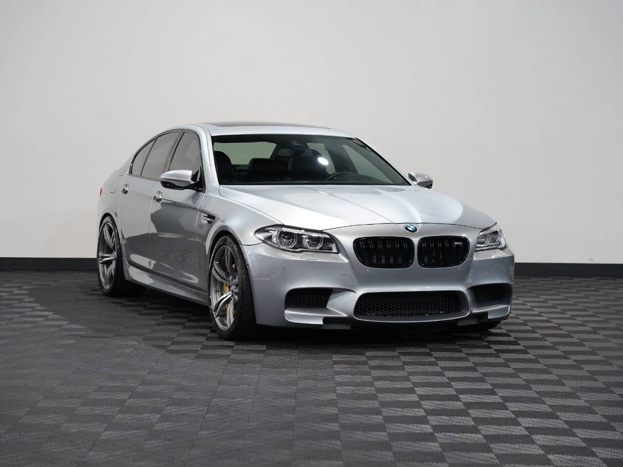 PURE METAL SILVER, 2016 BMW M5 Image 5