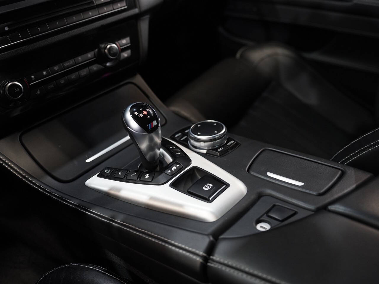 PURE METAL SILVER, 2016 BMW M5 Image 49