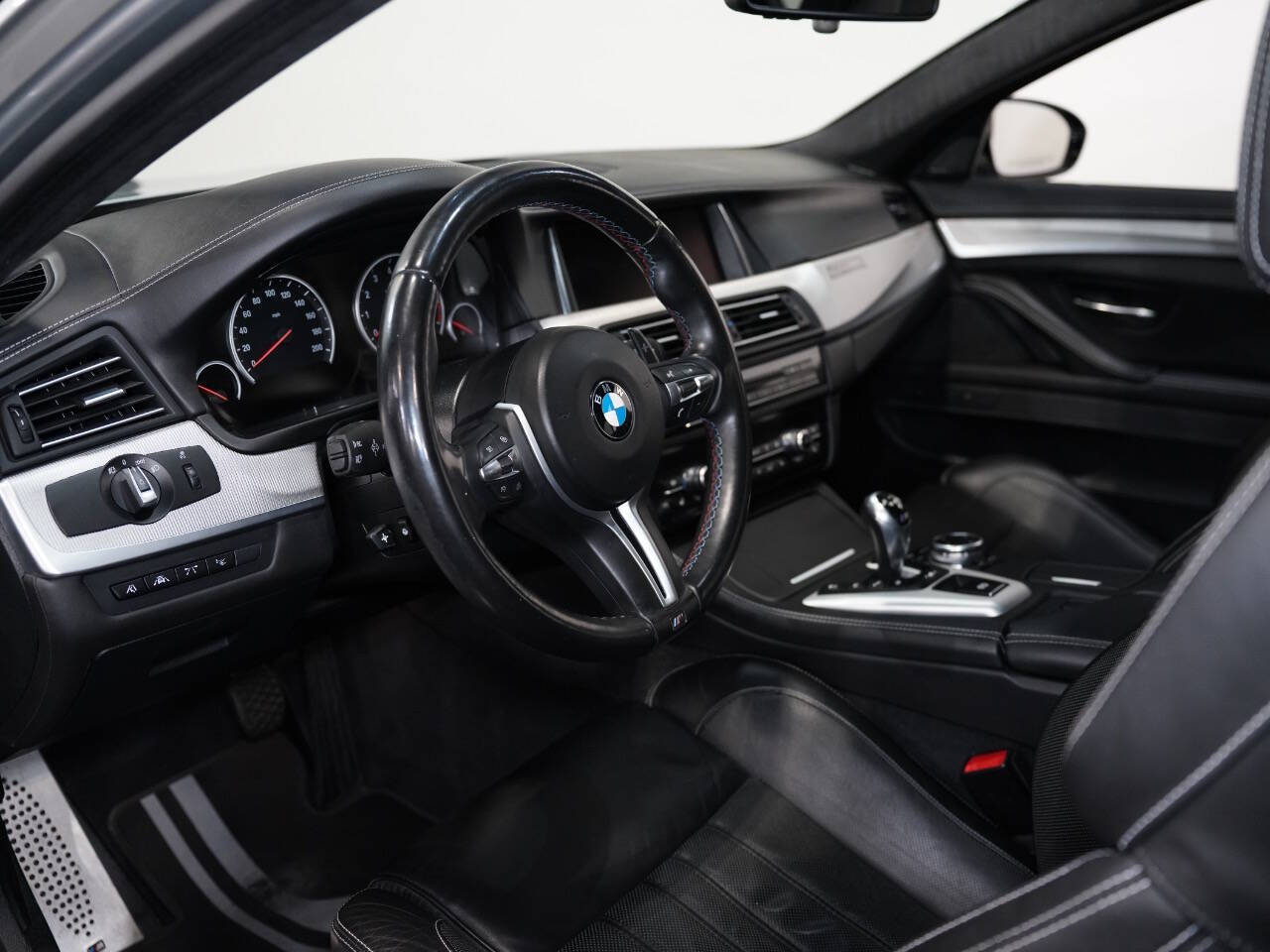 PURE METAL SILVER, 2016 BMW M5 Image 34