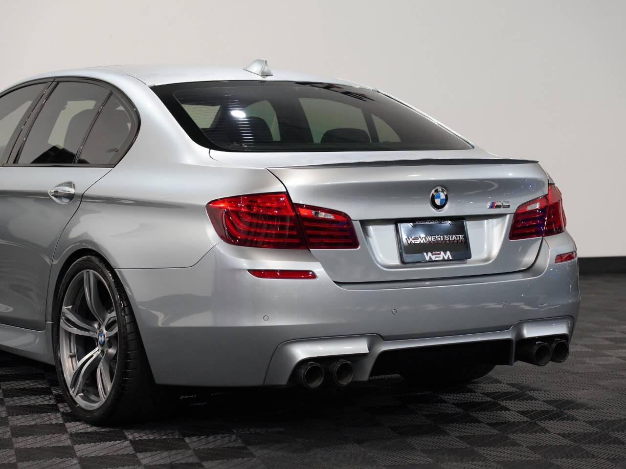 PURE METAL SILVER, 2016 BMW M5 Image 17