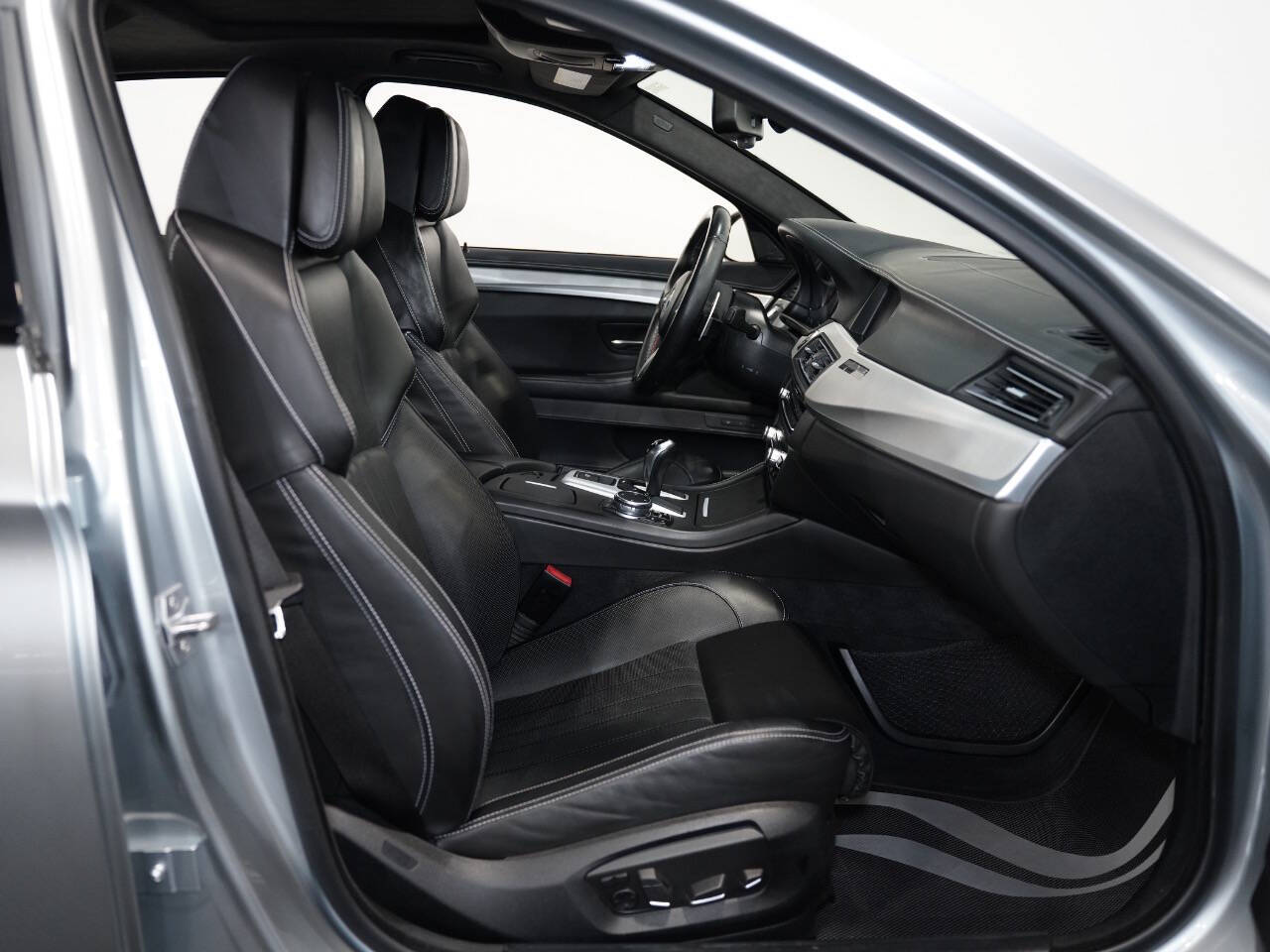 PURE METAL SILVER, 2016 BMW M5 Image 36