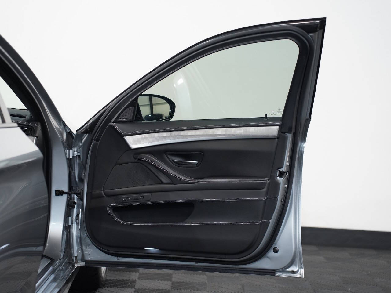 PURE METAL SILVER, 2016 BMW M5 Image 24