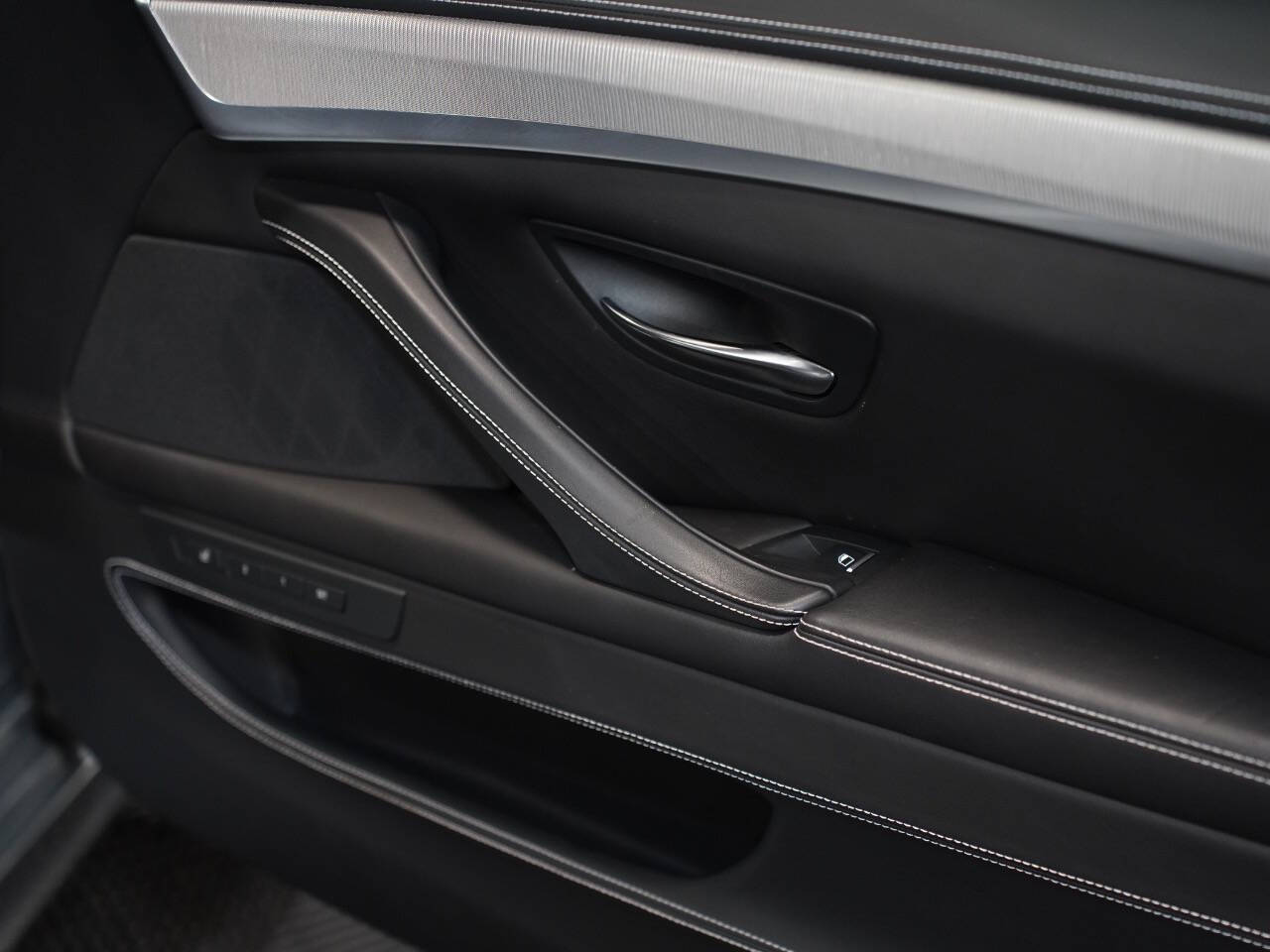 PURE METAL SILVER, 2016 BMW M5 Image 25