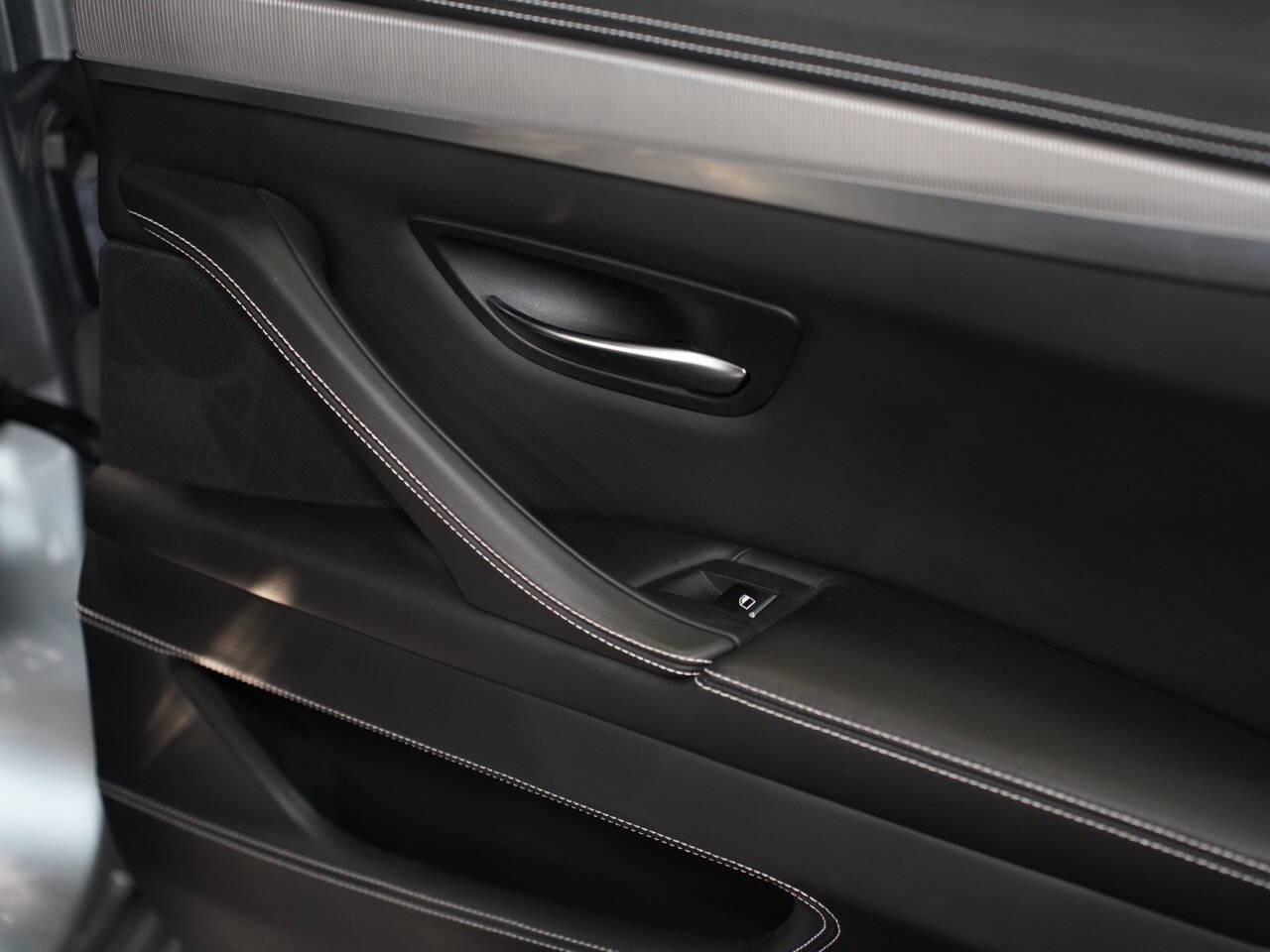 PURE METAL SILVER, 2016 BMW M5 Image 27