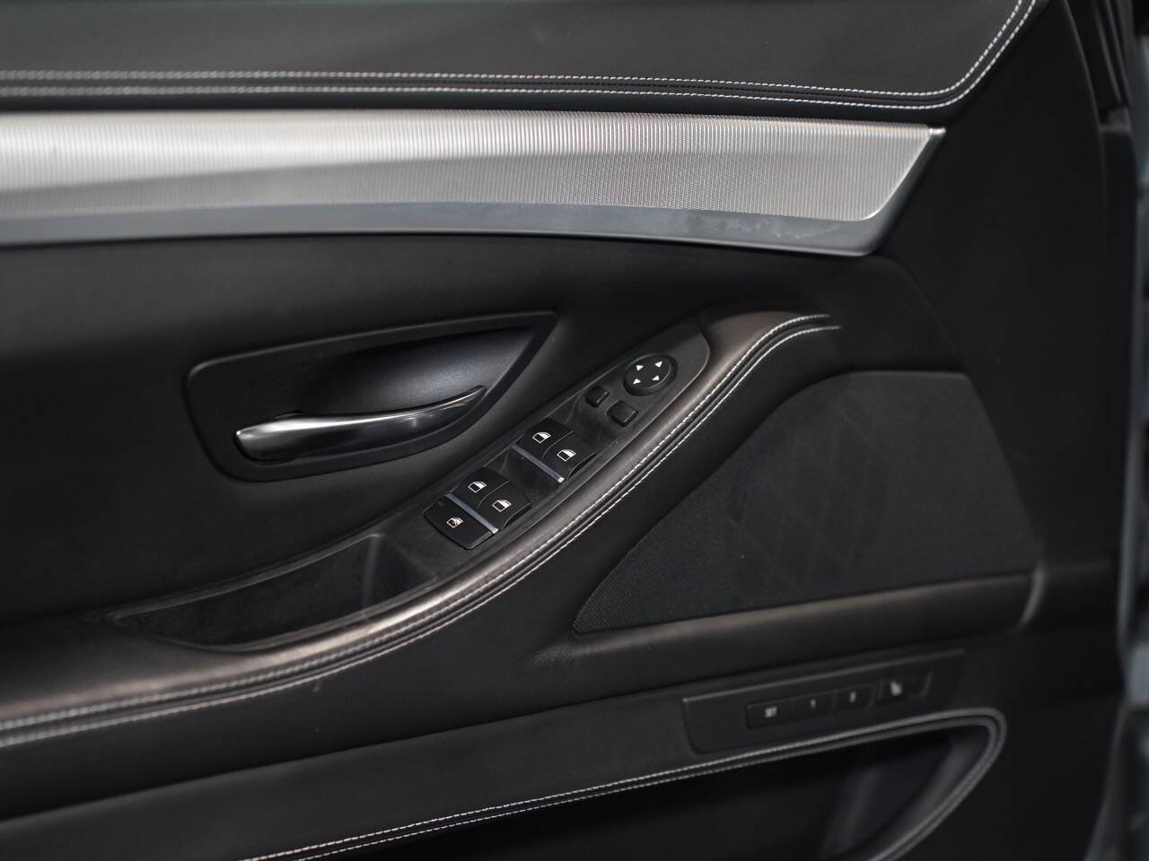 PURE METAL SILVER, 2016 BMW M5 Image 23