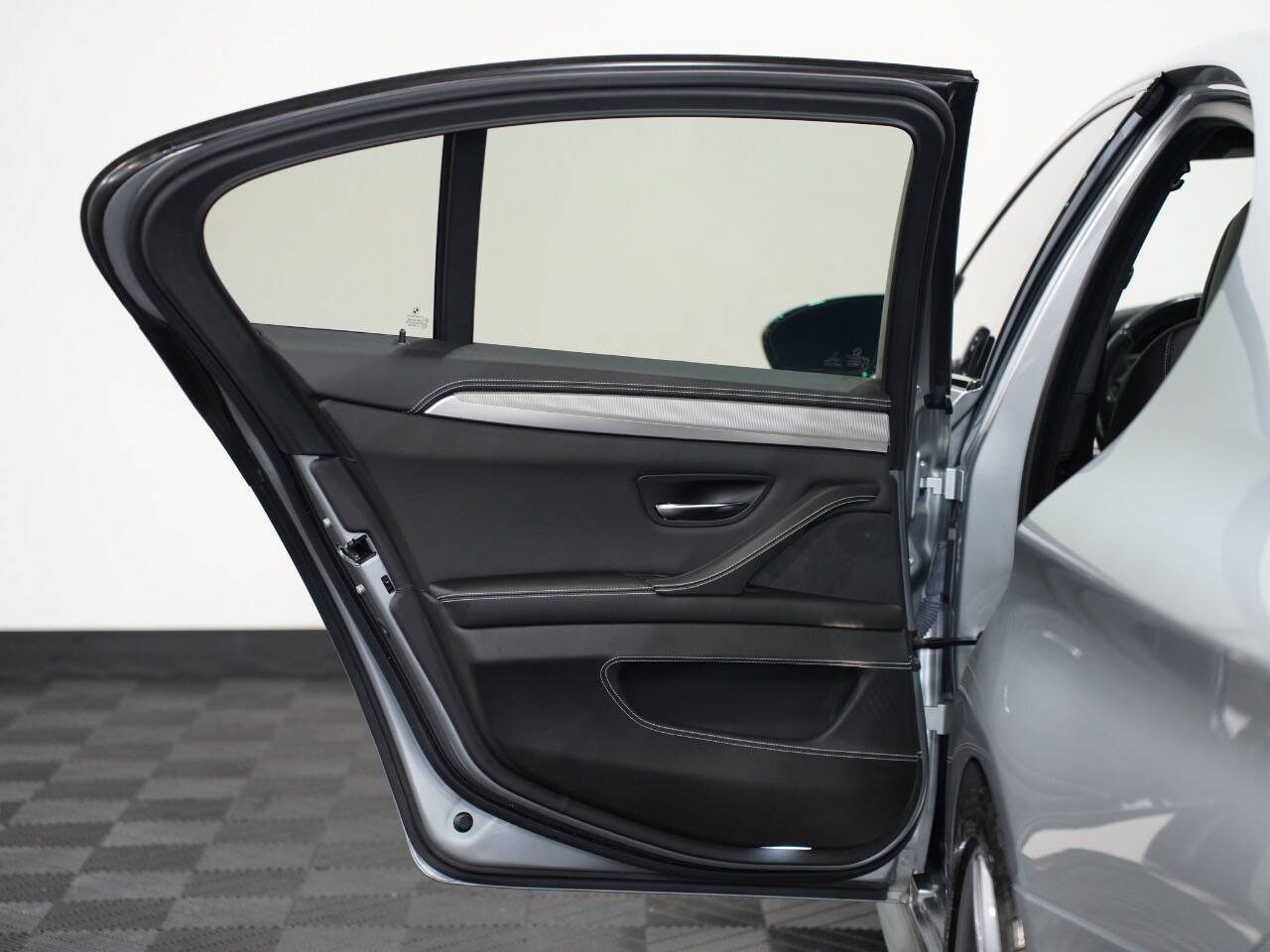 PURE METAL SILVER, 2016 BMW M5 Image 28