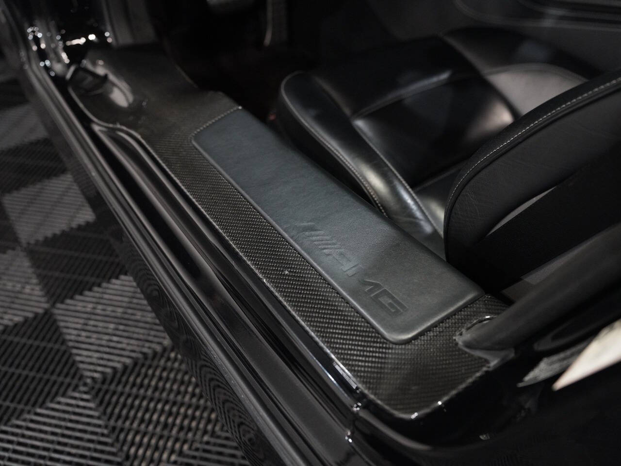 OBSIDIAN BLACK METALLIC, 2012 MERCEDES-BENZ SLS-CLASS Image 28