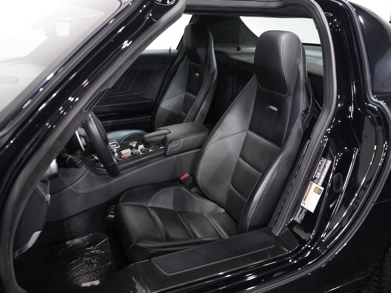 OBSIDIAN BLACK METALLIC, 2012 MERCEDES-BENZ SLS-CLASS Image 31