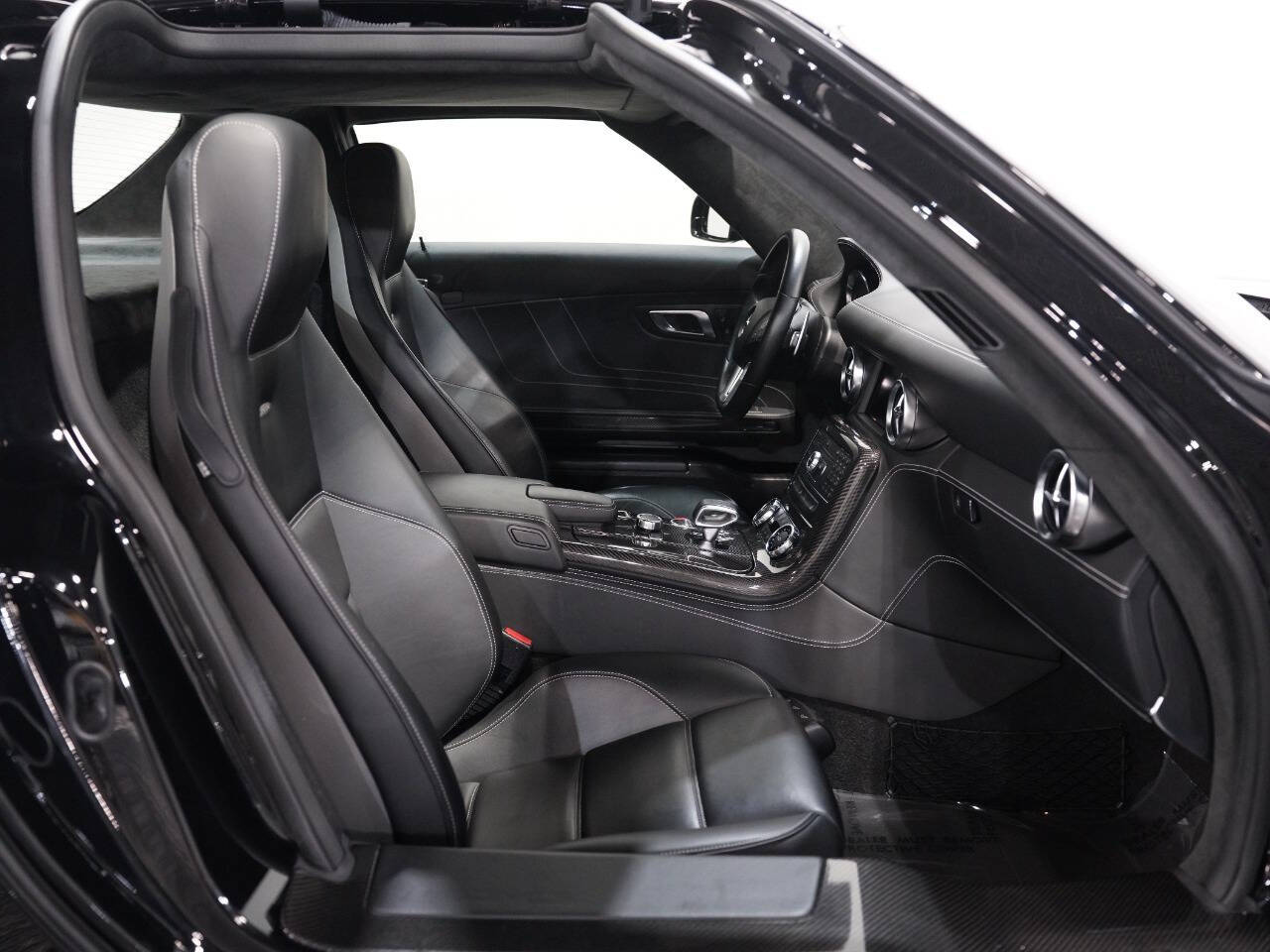 OBSIDIAN BLACK METALLIC, 2012 MERCEDES-BENZ SLS-CLASS Image 35