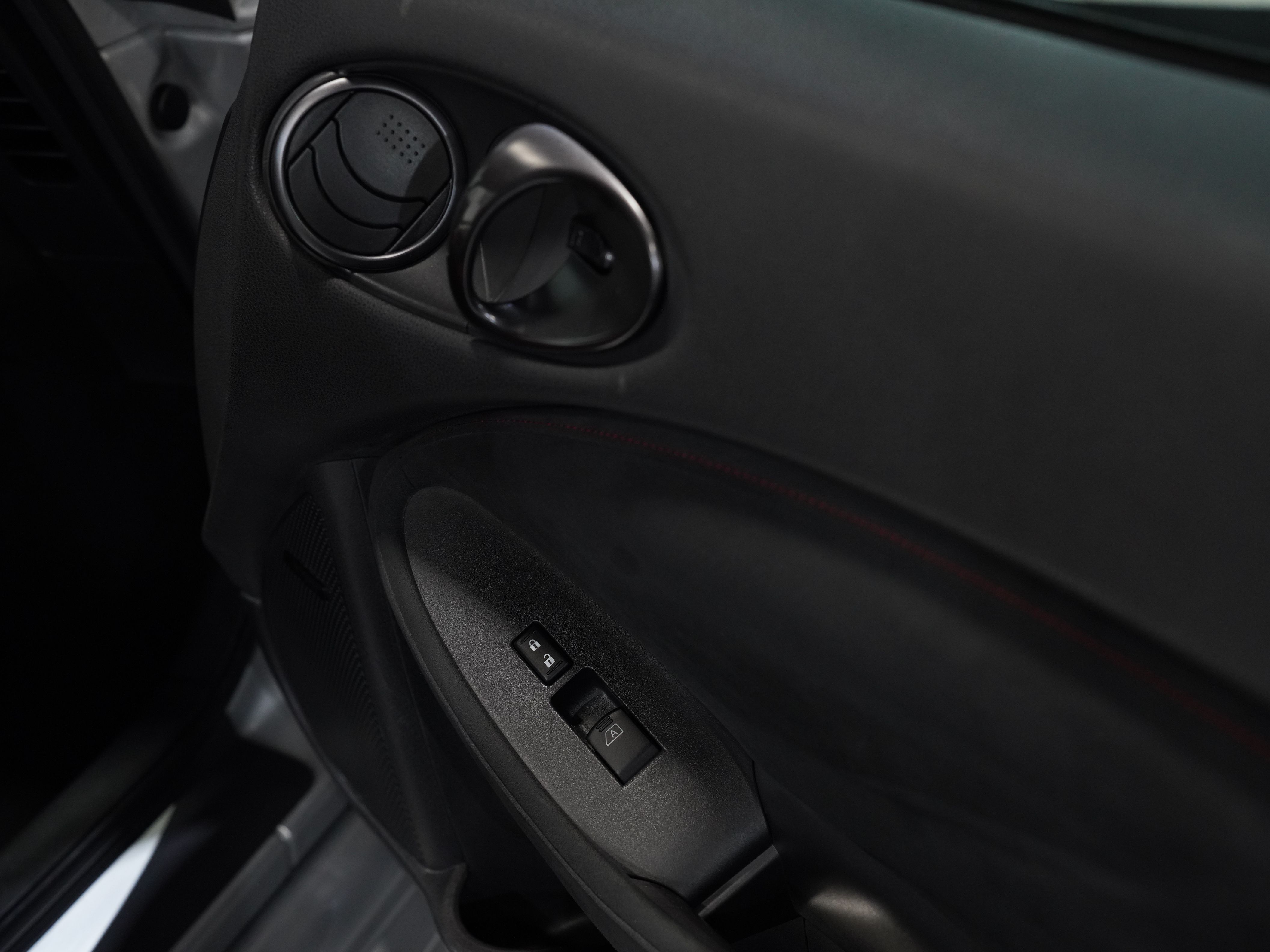 SILVER, 2016 NISSAN 370Z Image 24