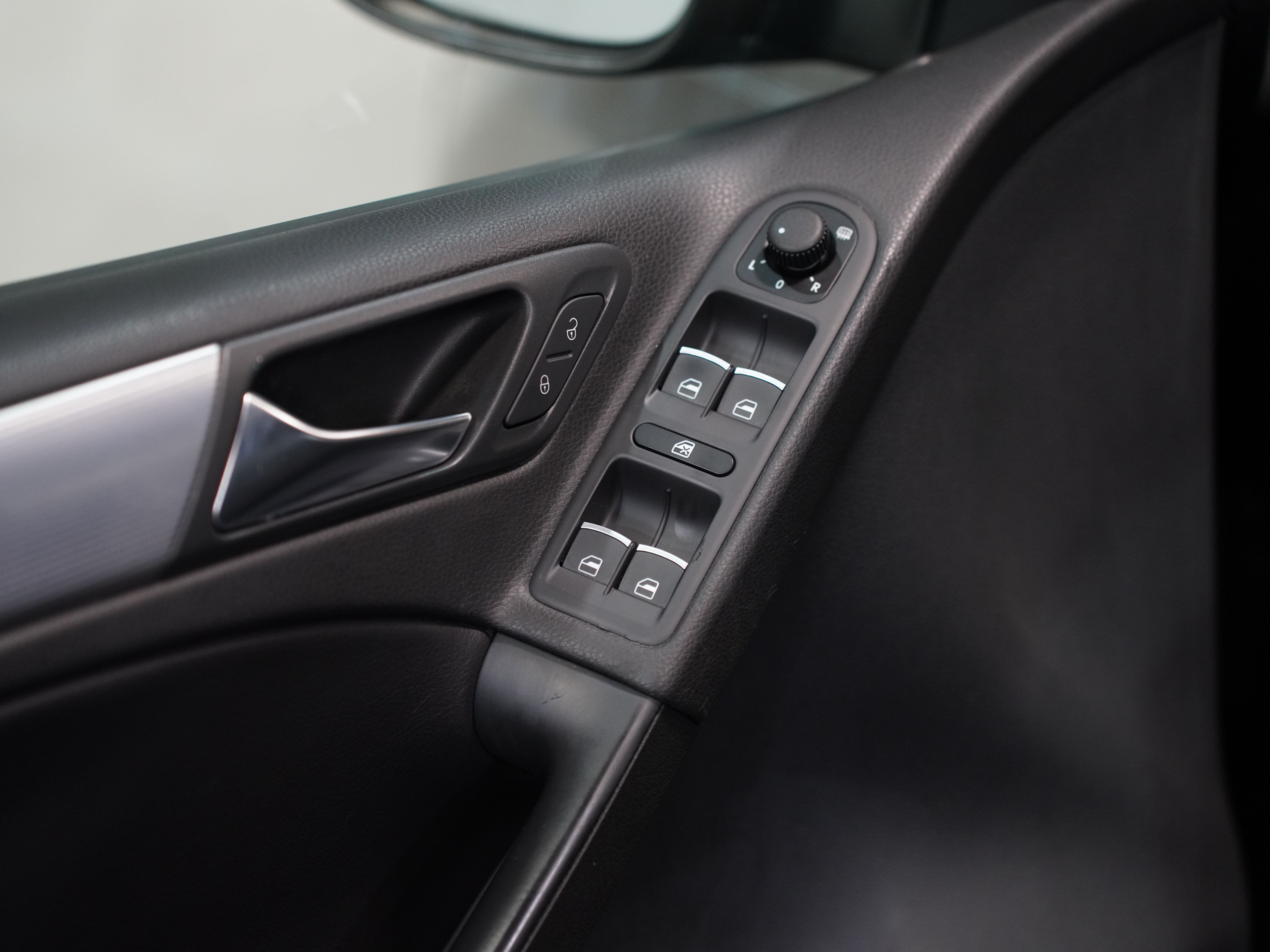 BLACK, 2013 VOLKSWAGEN GOLF Image 23