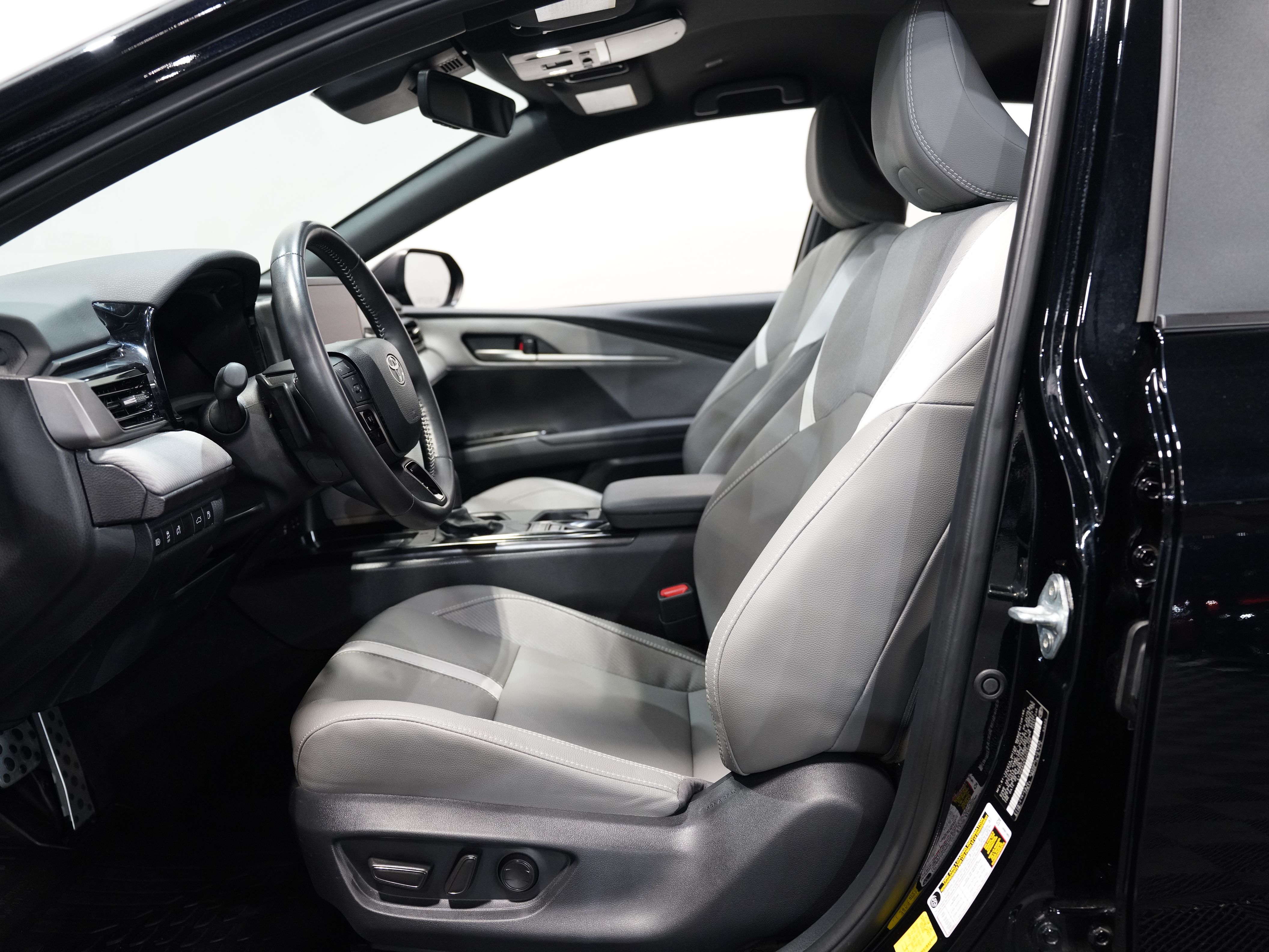 BLACK, 2025 TOYOTA CAMRY Image 28