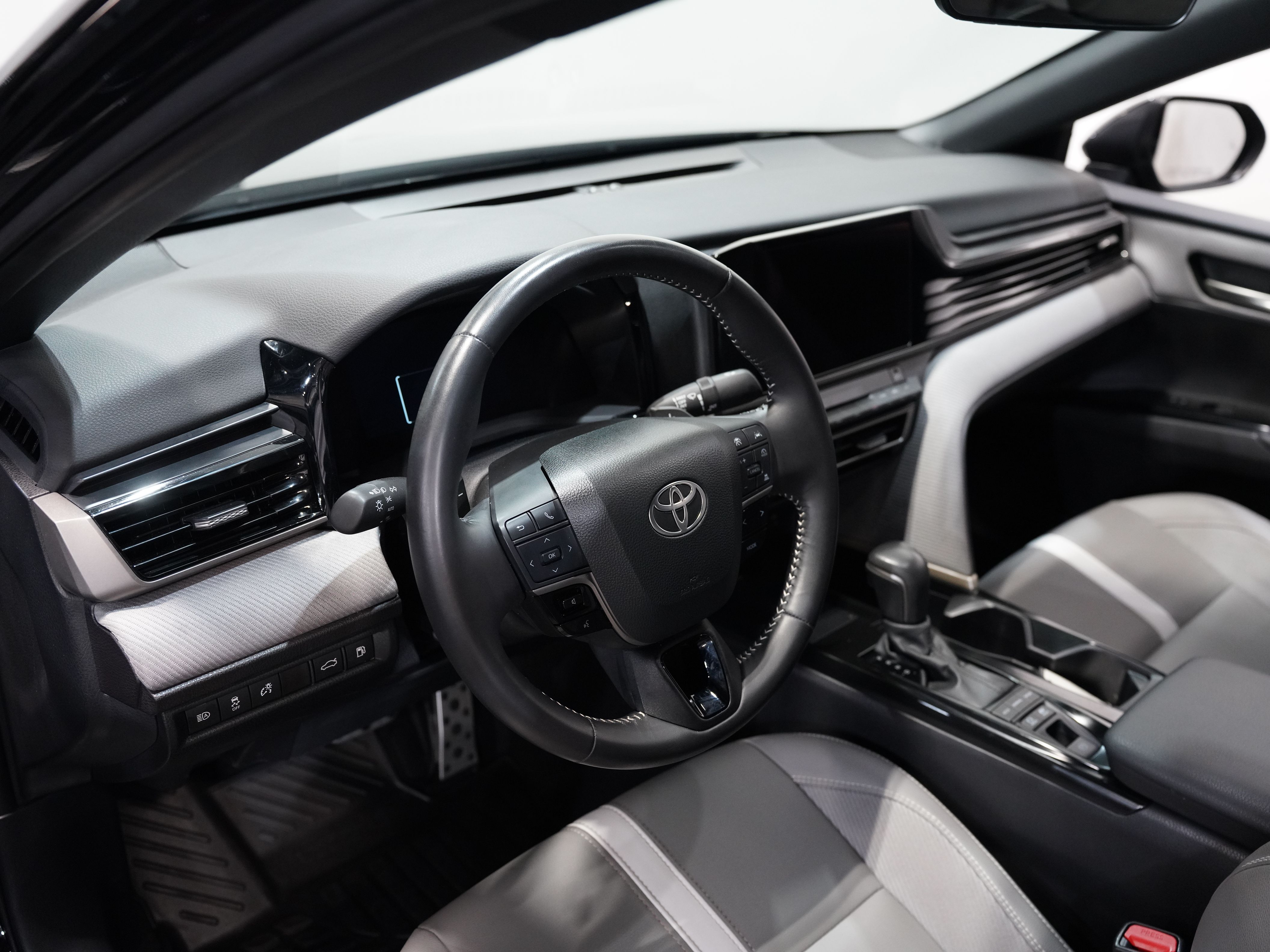 BLACK, 2025 TOYOTA CAMRY Image 29