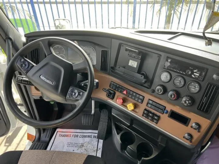 WHITE, 2019 FREIGHTLINER CASCADIA 126 Image 5