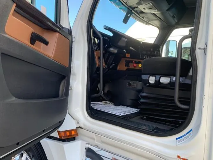 WHITE, 2019 FREIGHTLINER CASCADIA 126 Image 3