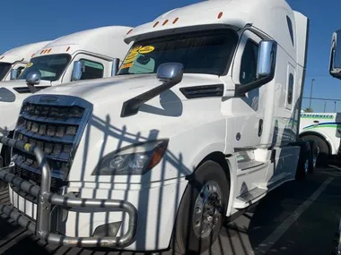 WHITE, 2018 FREIGHTLINER CASCADIA 126 Image 